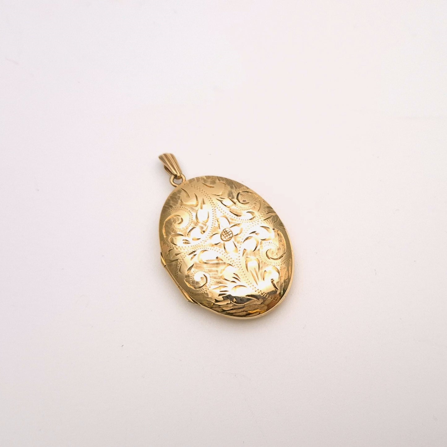 9ct Yellow Gold traditional engraved Oval Locket