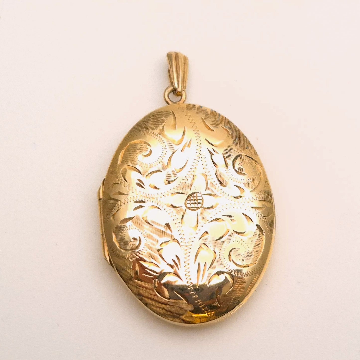 9ct Yellow Gold traditional engraved Oval Locket