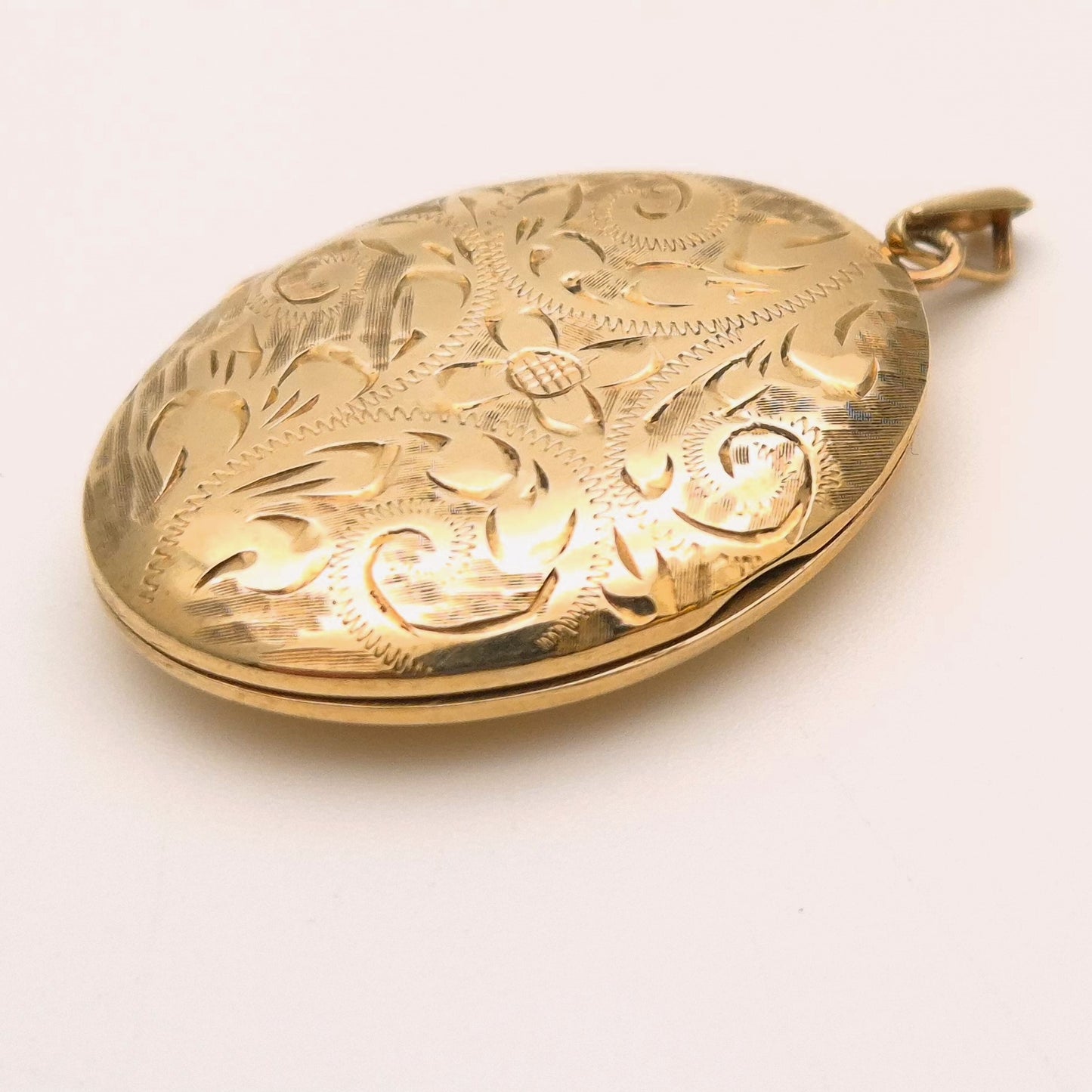 9ct Yellow Gold traditional engraved Oval Locket