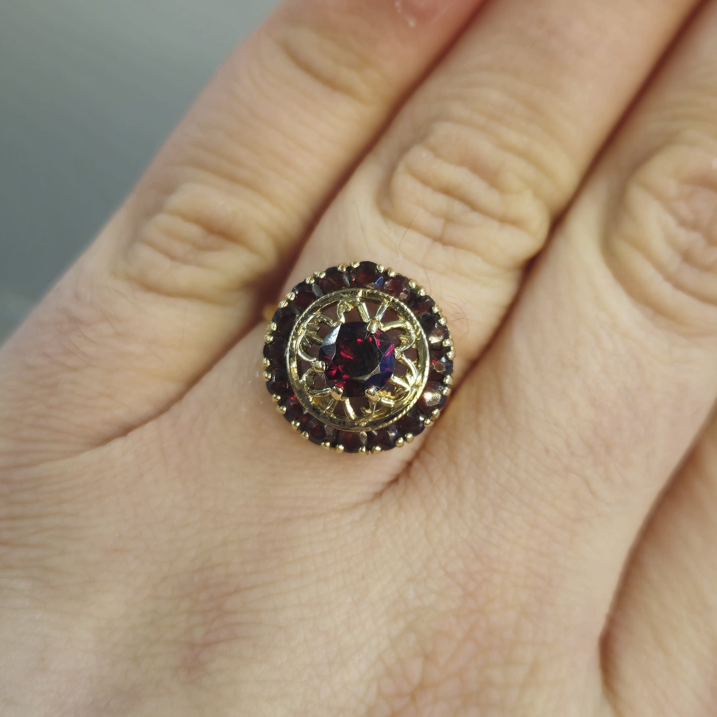 9ct Yellow Gold Vintage Garnet Target Ring