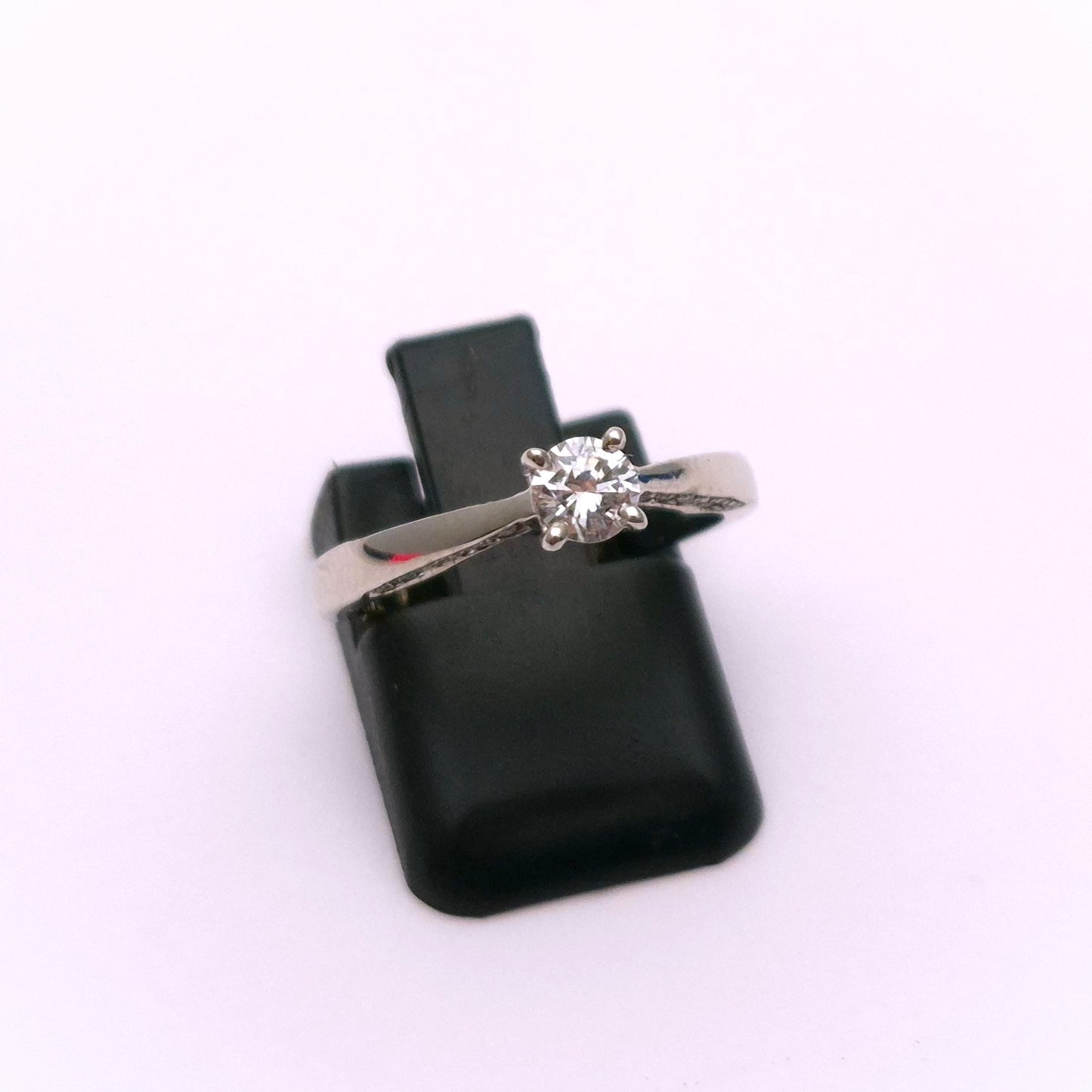 18ct White gold 0.4ct Diamond Solitaire with hidden Shoulder diamonds Ring
