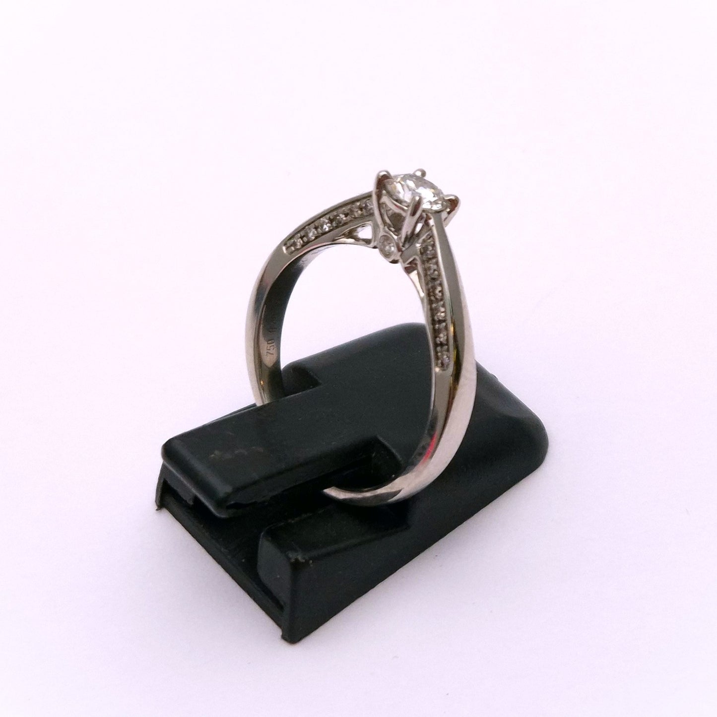 18ct White gold 0.4ct Diamond Solitaire with hidden Shoulder diamonds Ring