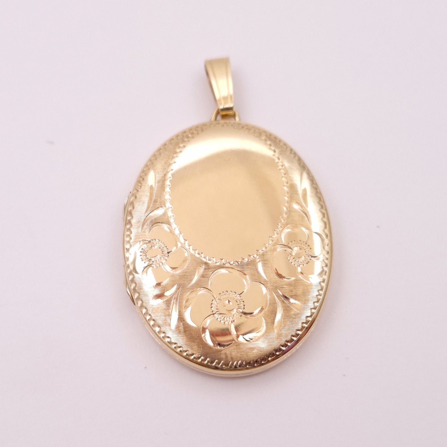 9ct Yellow Gold Vintage Floral Patterned oval locket
