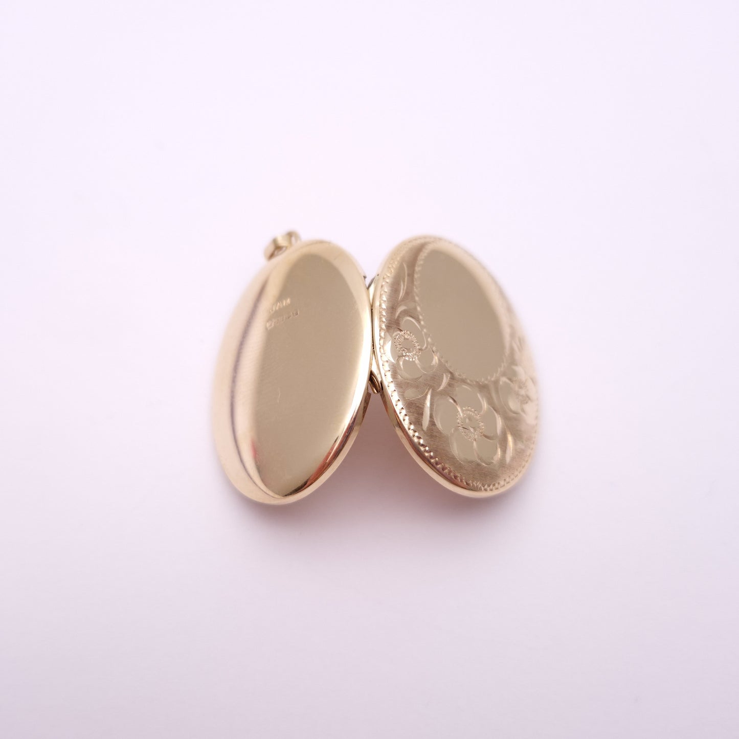 9ct Yellow Gold Vintage Floral Patterned oval locket