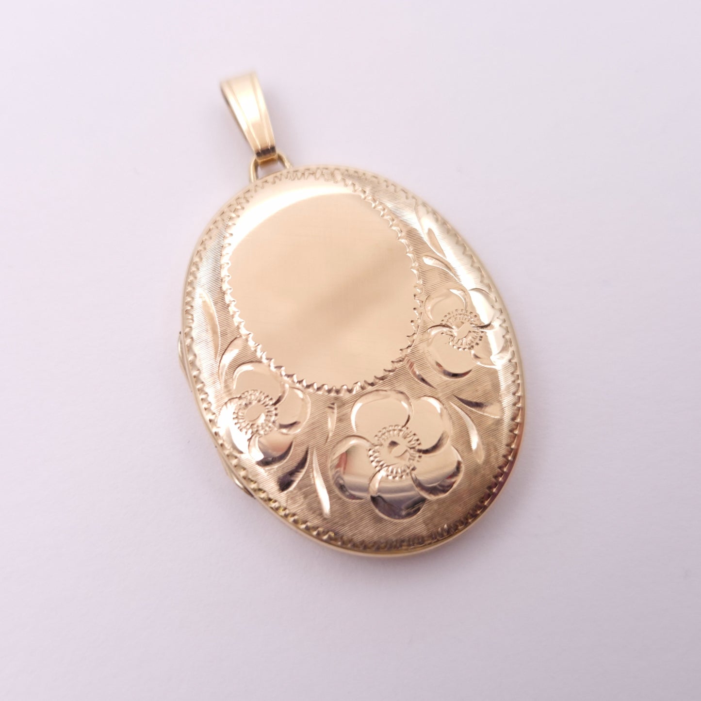 9ct Yellow Gold Vintage Floral Patterned oval locket