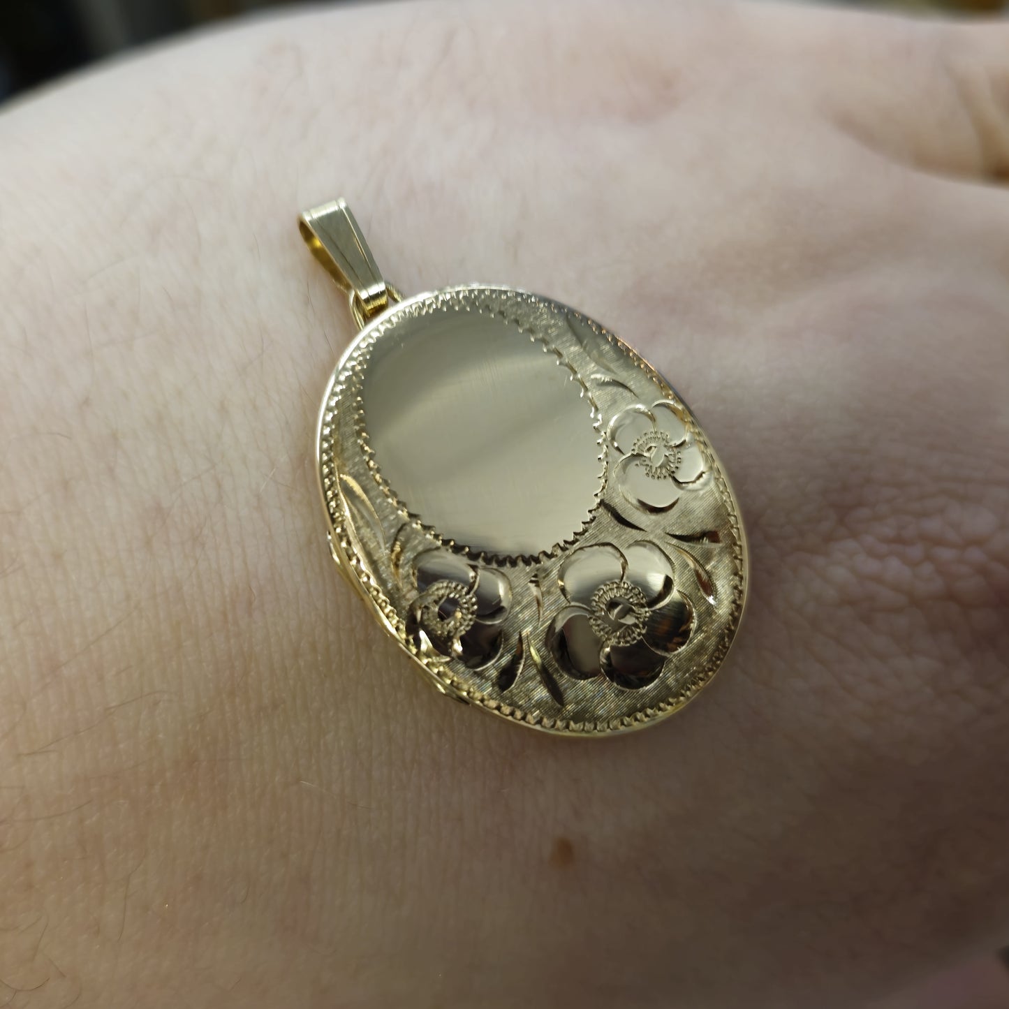 9ct Yellow Gold Vintage Floral Patterned oval locket