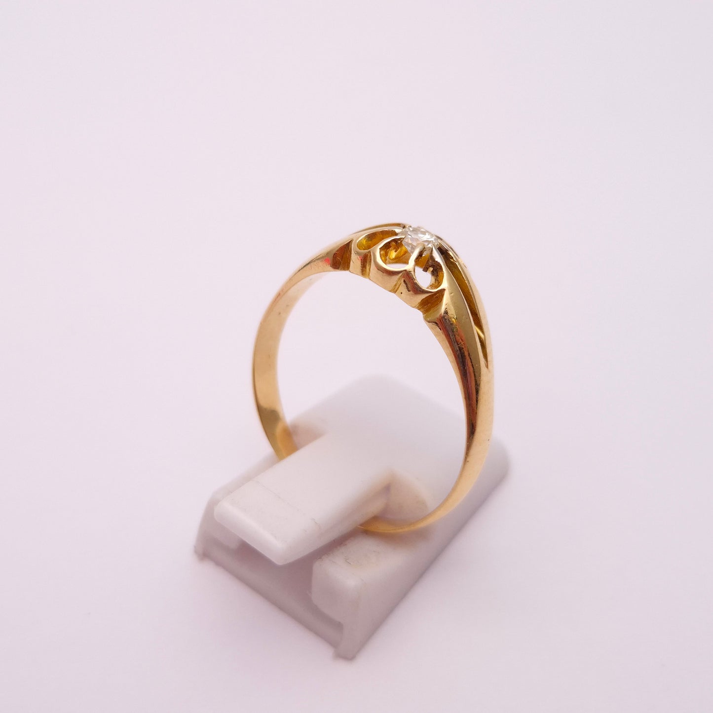 18ct yellow gold diamond solitaire gypsy ring