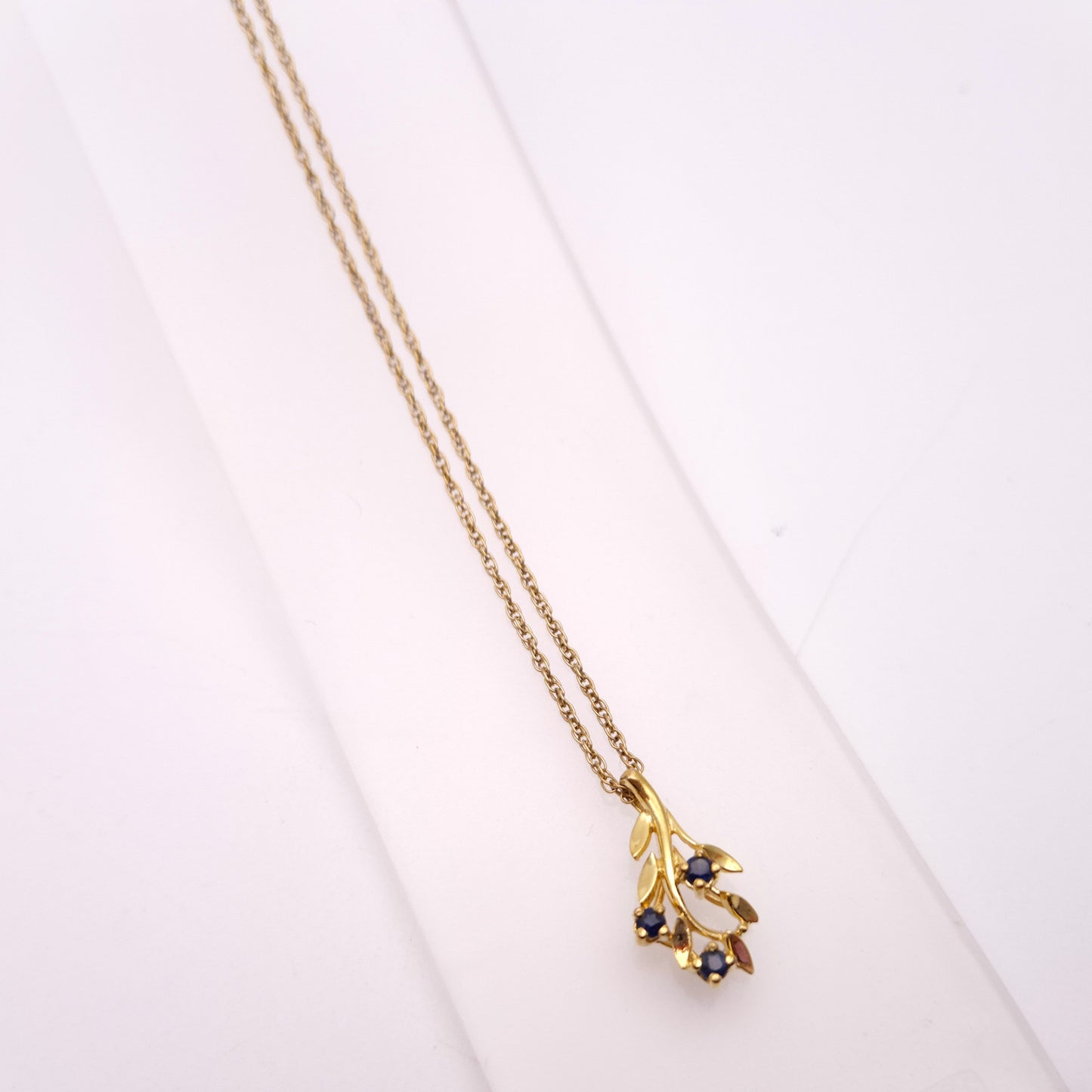 9ct Yellow Gold Sapphire Leafy Foliate pendant and Chain necklace