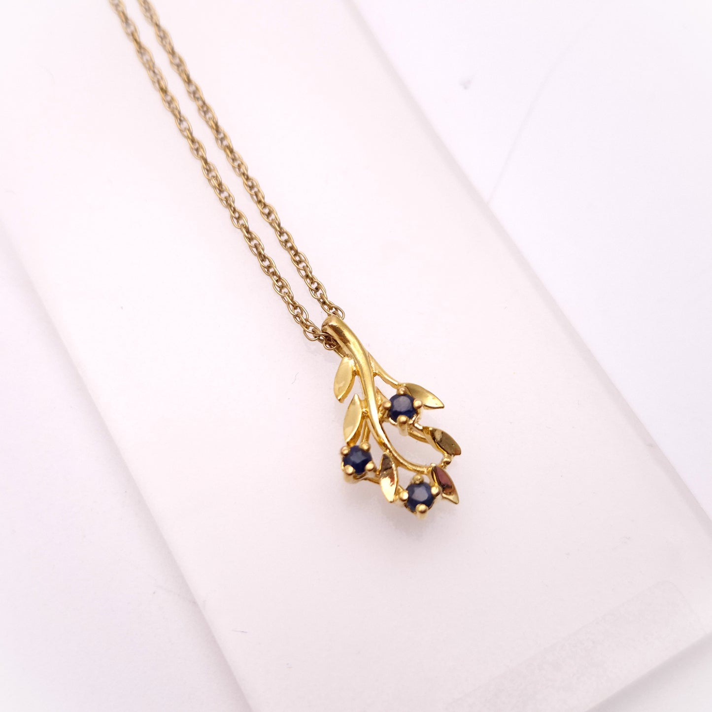 9ct Yellow Gold Sapphire Leafy Foliate pendant and Chain necklace