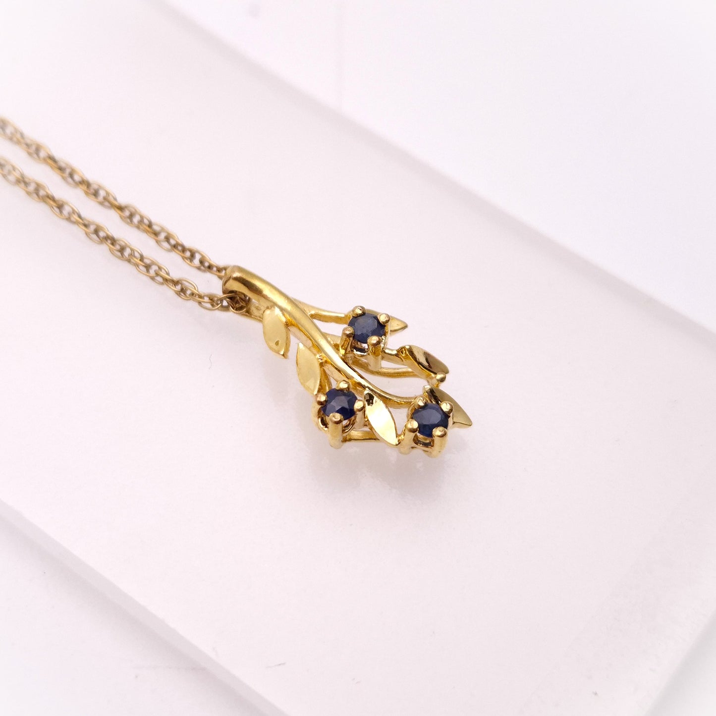 9ct Yellow Gold Sapphire Leafy Foliate pendant and Chain necklace