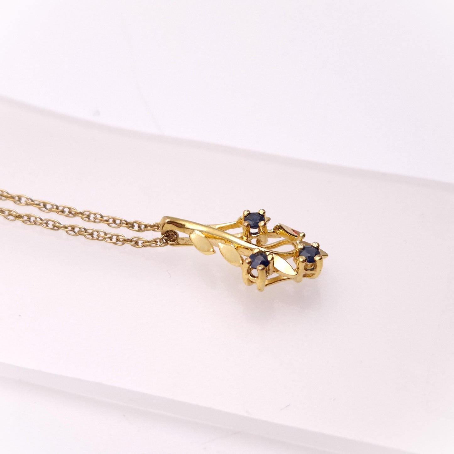 9ct Yellow Gold Sapphire Leafy Foliate pendant and Chain necklace