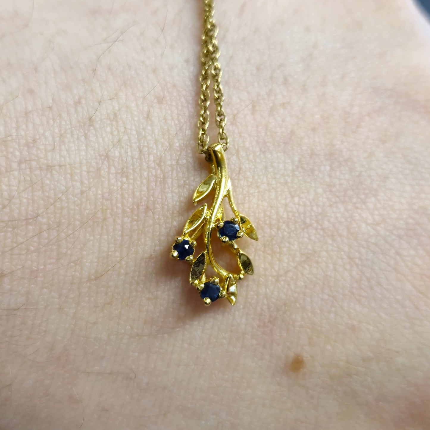 9ct Yellow Gold Sapphire Leafy Foliate pendant and Chain necklace