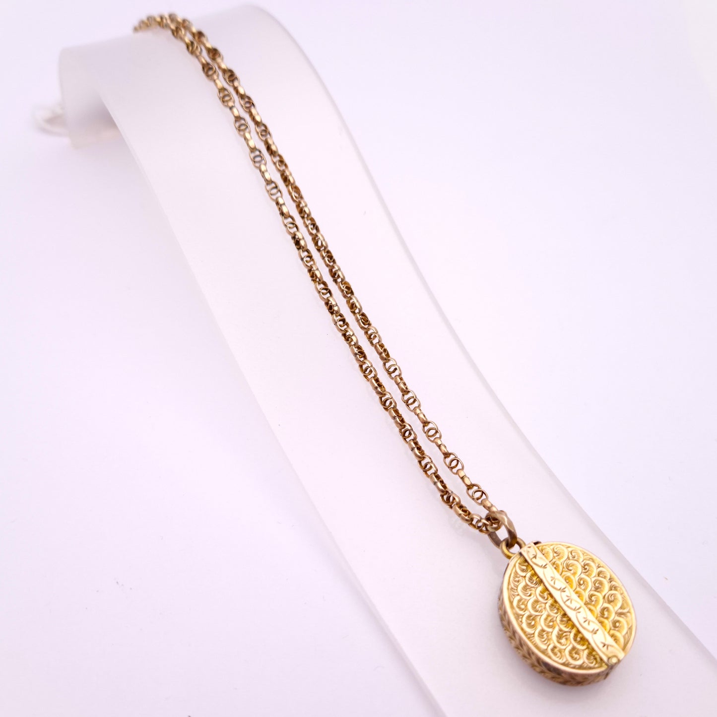 9ct Yellow gold Antique Hinged Oval Locket and 16" Rose Gold Fancy Link Chain