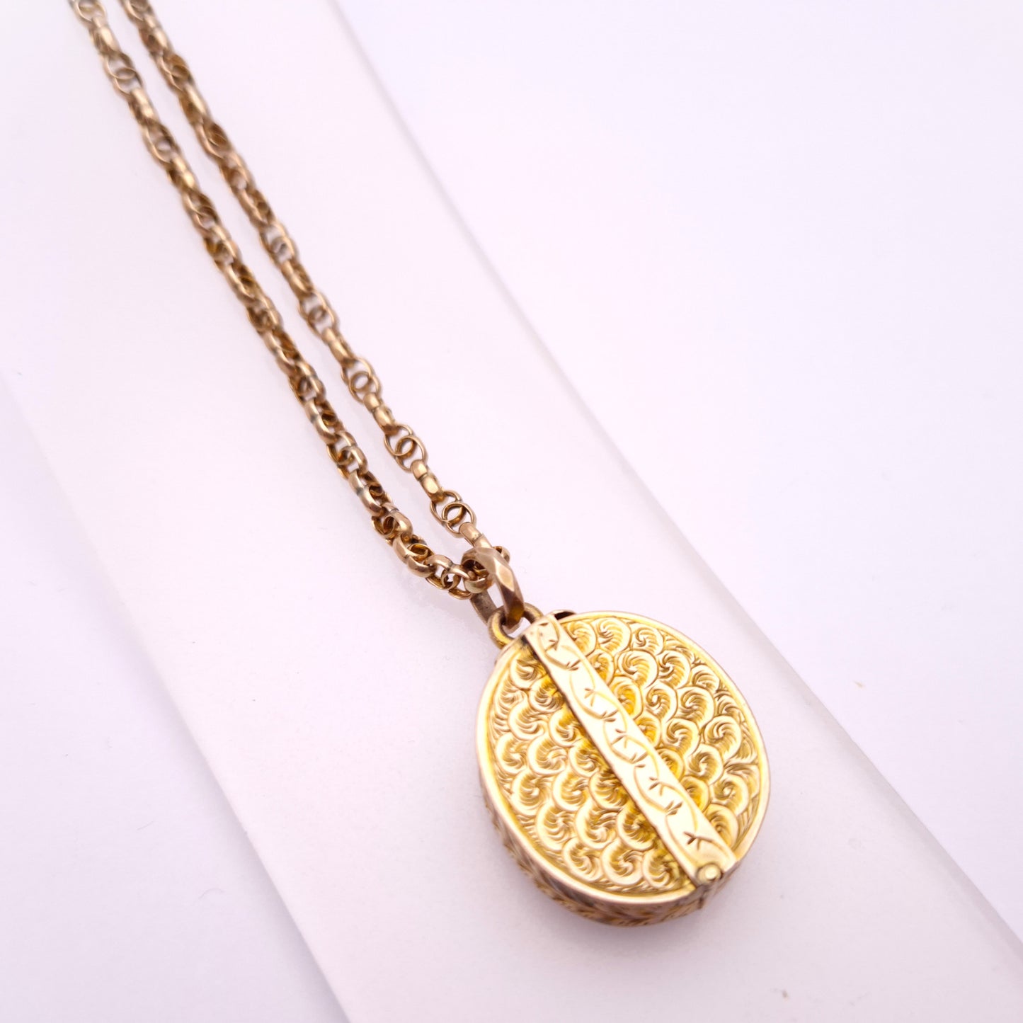 9ct Yellow gold Antique Hinged Oval Locket and 16" Rose Gold Fancy Link Chain