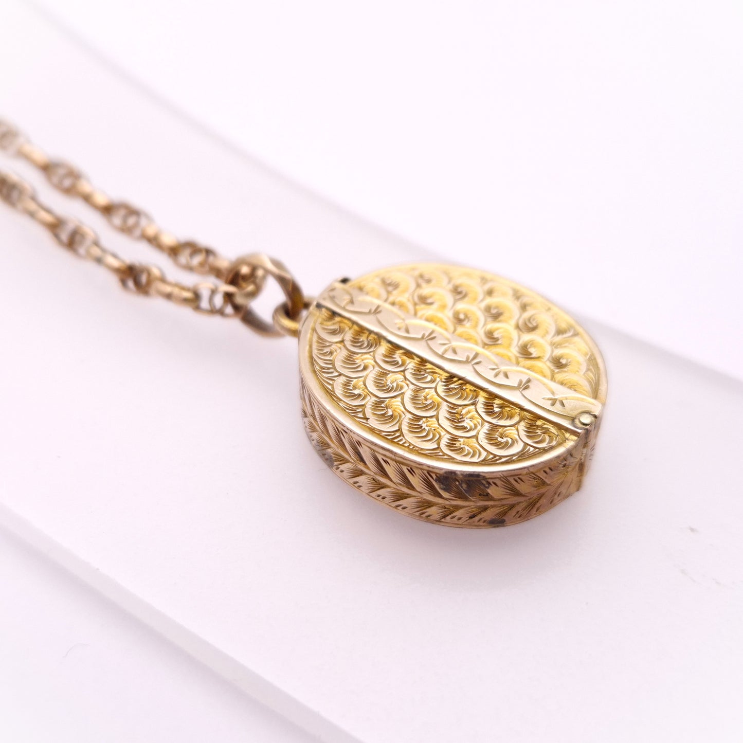 9ct Yellow gold Antique Hinged Oval Locket and 16" Rose Gold Fancy Link Chain
