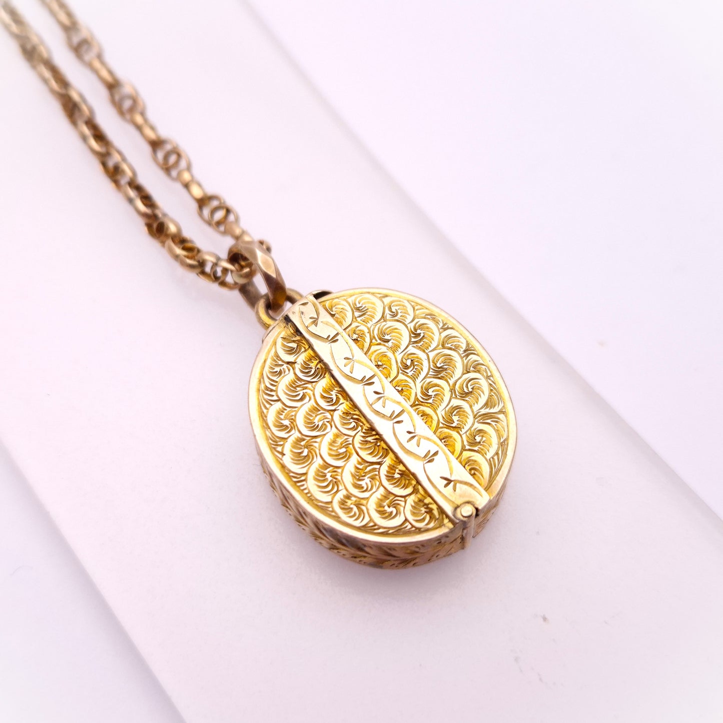 9ct Yellow gold Antique Hinged Oval Locket and 16" Rose Gold Fancy Link Chain