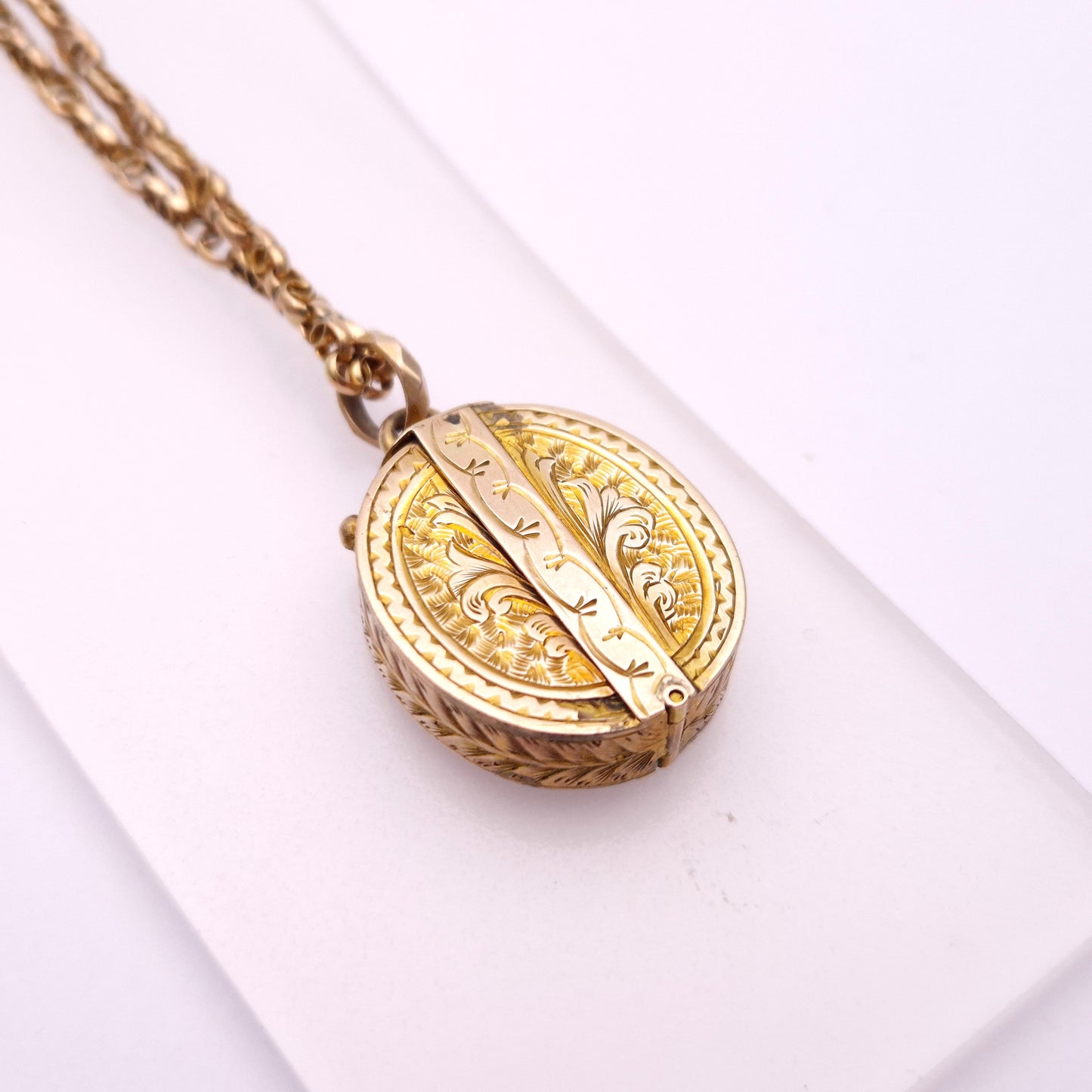 9ct Yellow gold Antique Hinged Oval Locket and 16" Rose Gold Fancy Link Chain