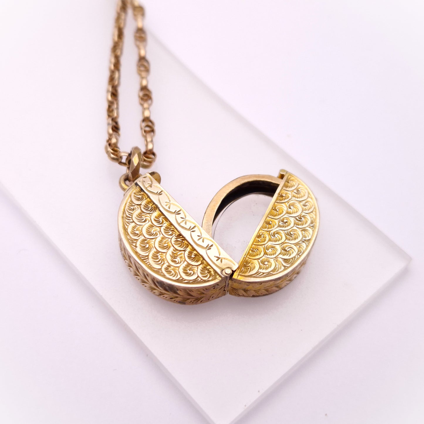 9ct Yellow gold Antique Hinged Oval Locket and 16" Rose Gold Fancy Link Chain