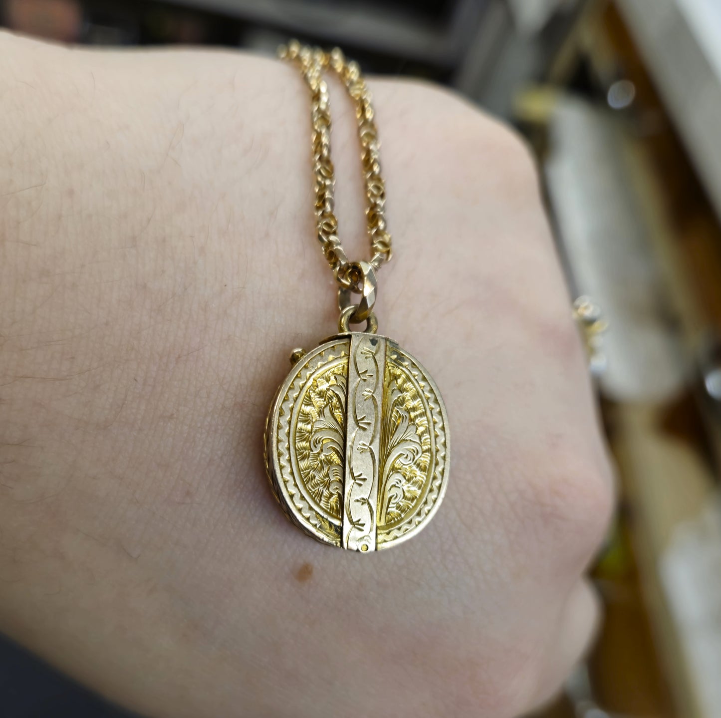 9ct Yellow gold Antique Hinged Oval Locket and 16" Rose Gold Fancy Link Chain