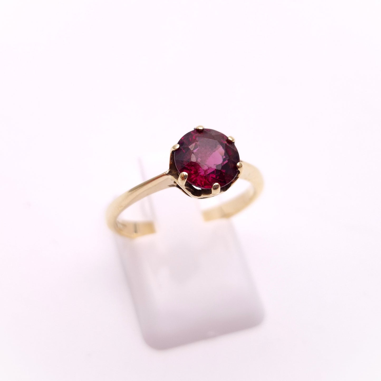 9ct Yellow Gold Garnet Solitaire Ring