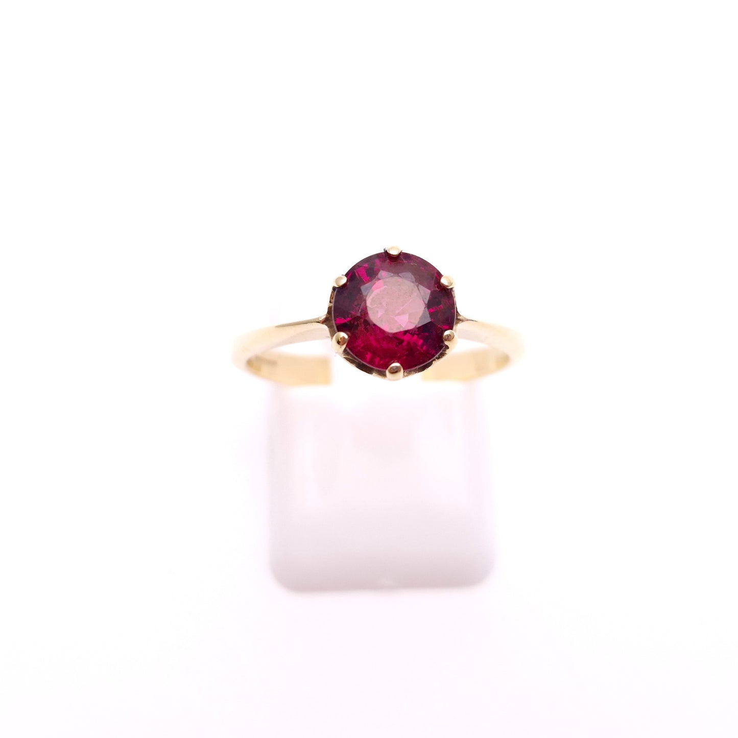 9ct Yellow Gold Garnet Solitaire Ring