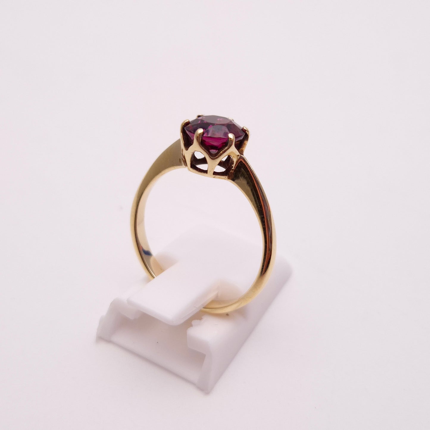 9ct Yellow Gold Garnet Solitaire Ring