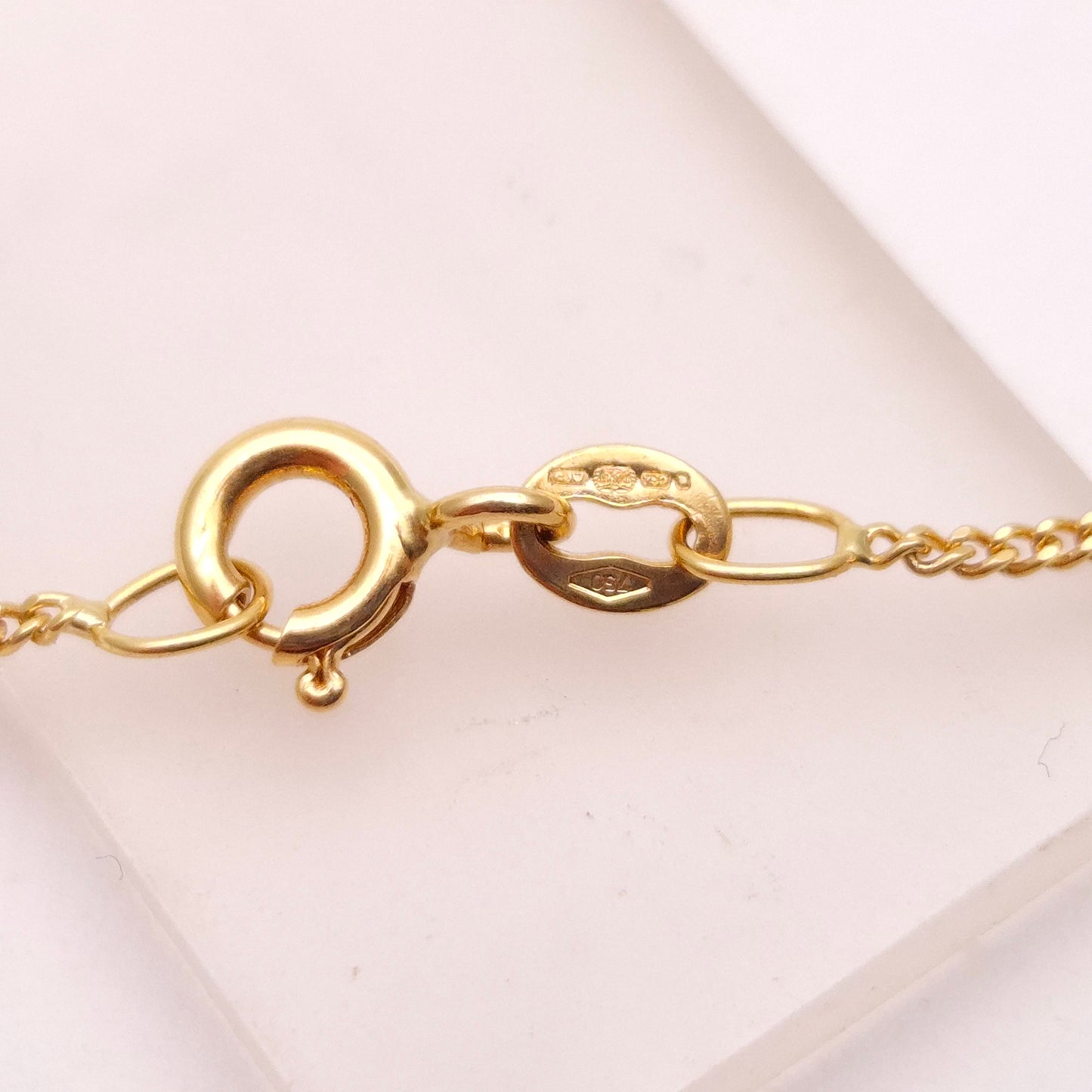 18ct Yellow Gold 0.3ct Princess Cut Solitaire Pendant and Chain
