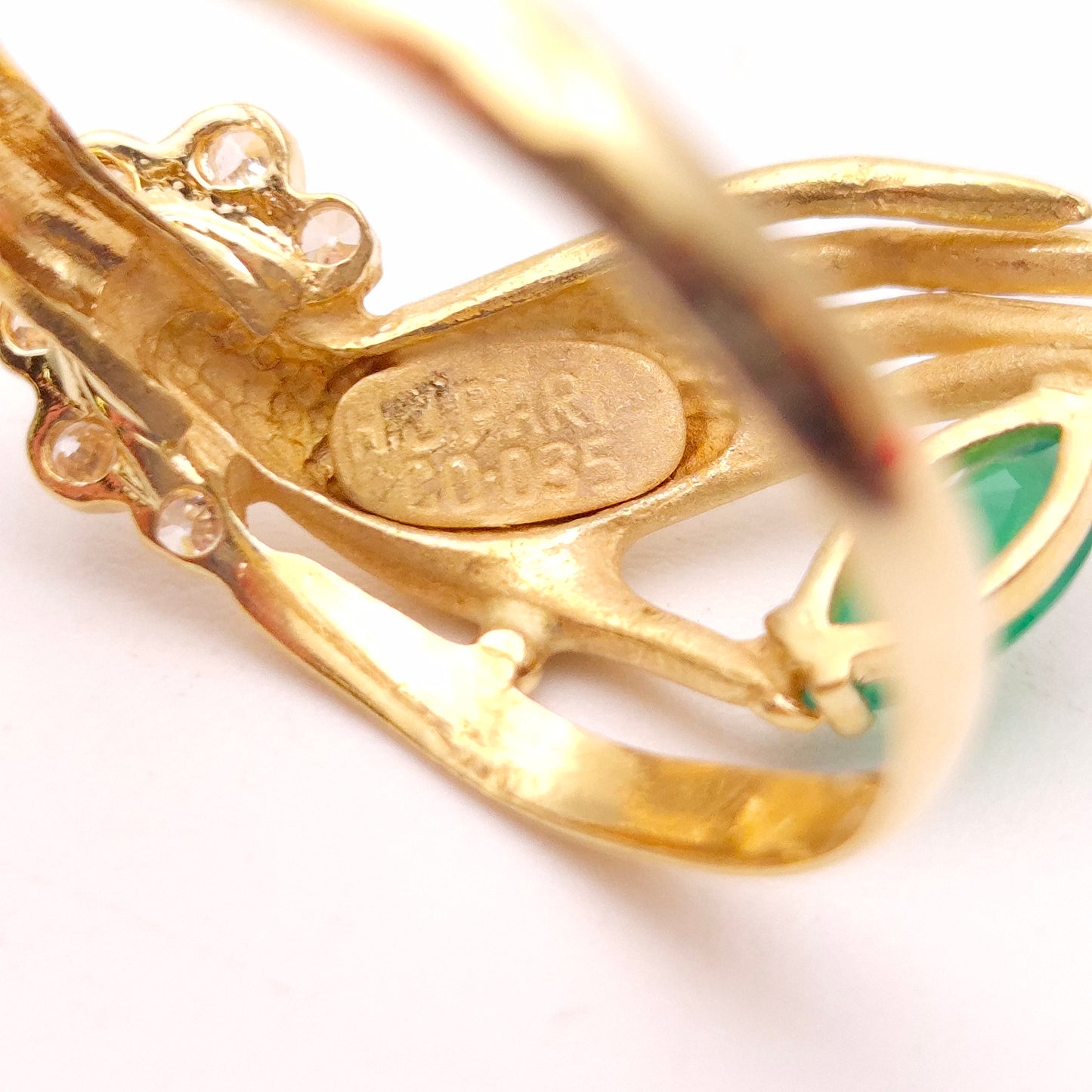 18ct Yellow Gold Chrysoprase and White Stone Hand Ring
