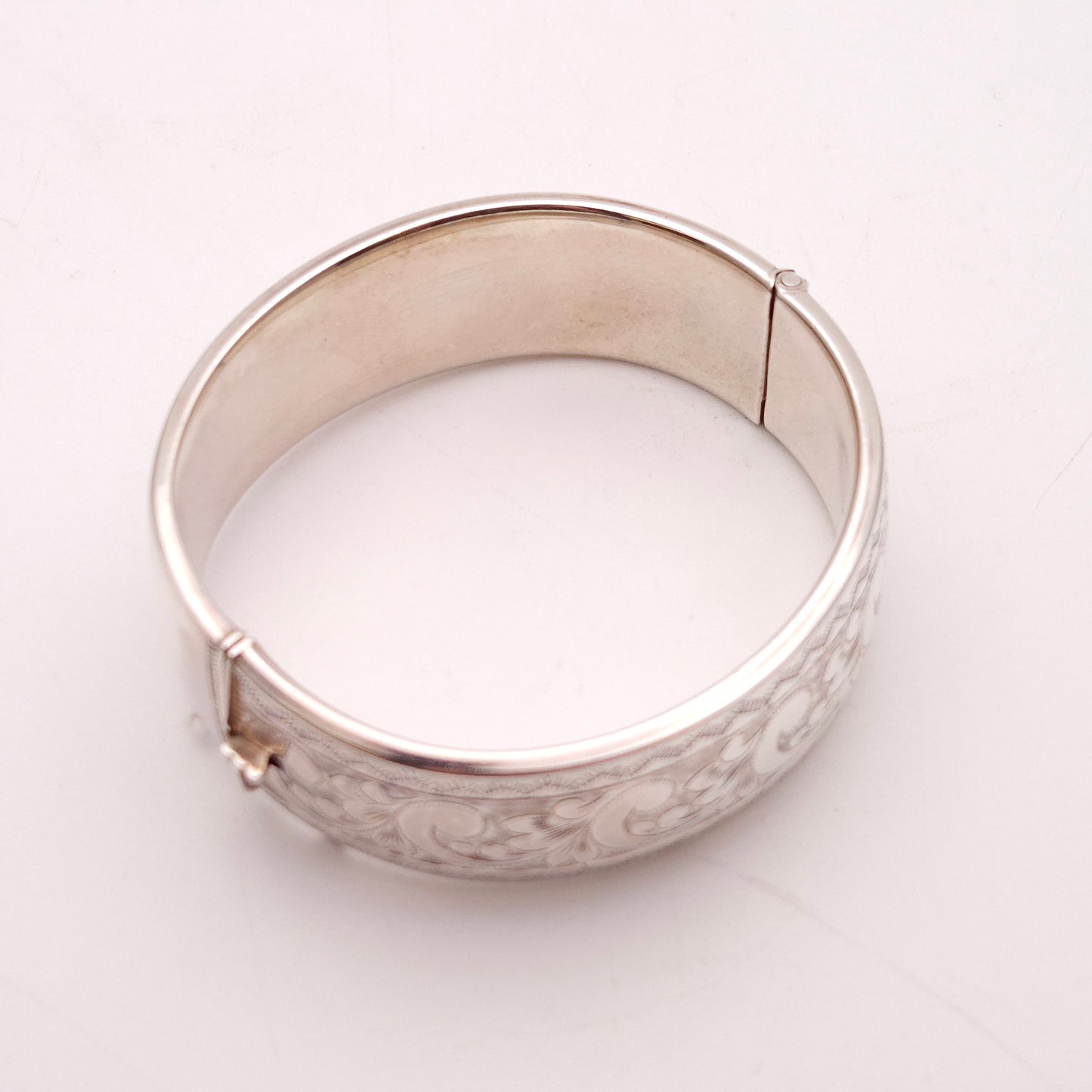 Sterling Silver Vintage 50s Heavyweight Engraved Half Foliate Patterned Hinged Bangle