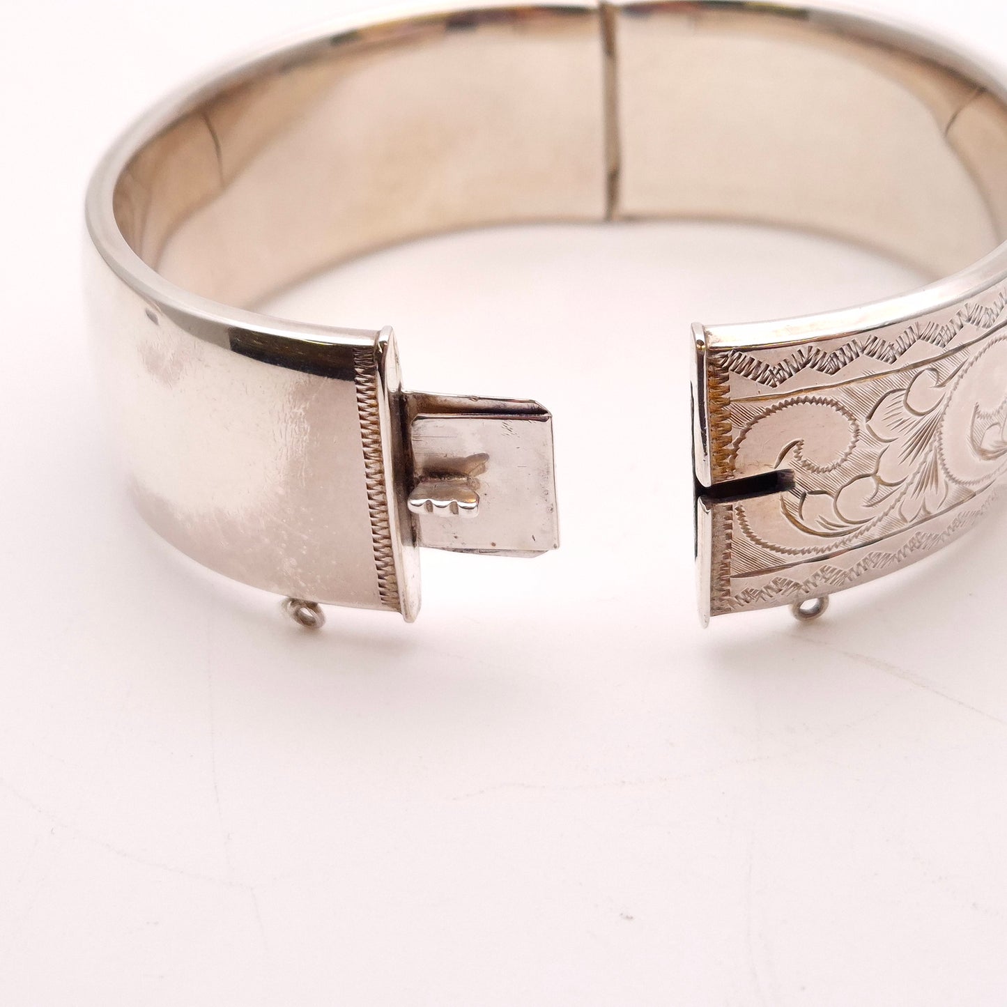 Sterling Silver Vintage 50s Heavyweight Engraved Half Foliate Patterned Hinged Bangle