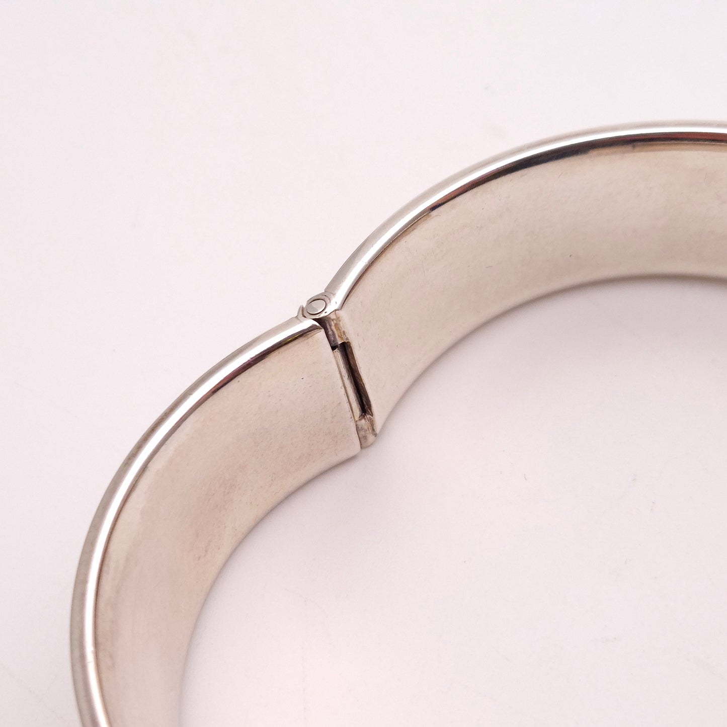 Sterling Silver Vintage 50s Heavyweight Engraved Half Foliate Patterned Hinged Bangle