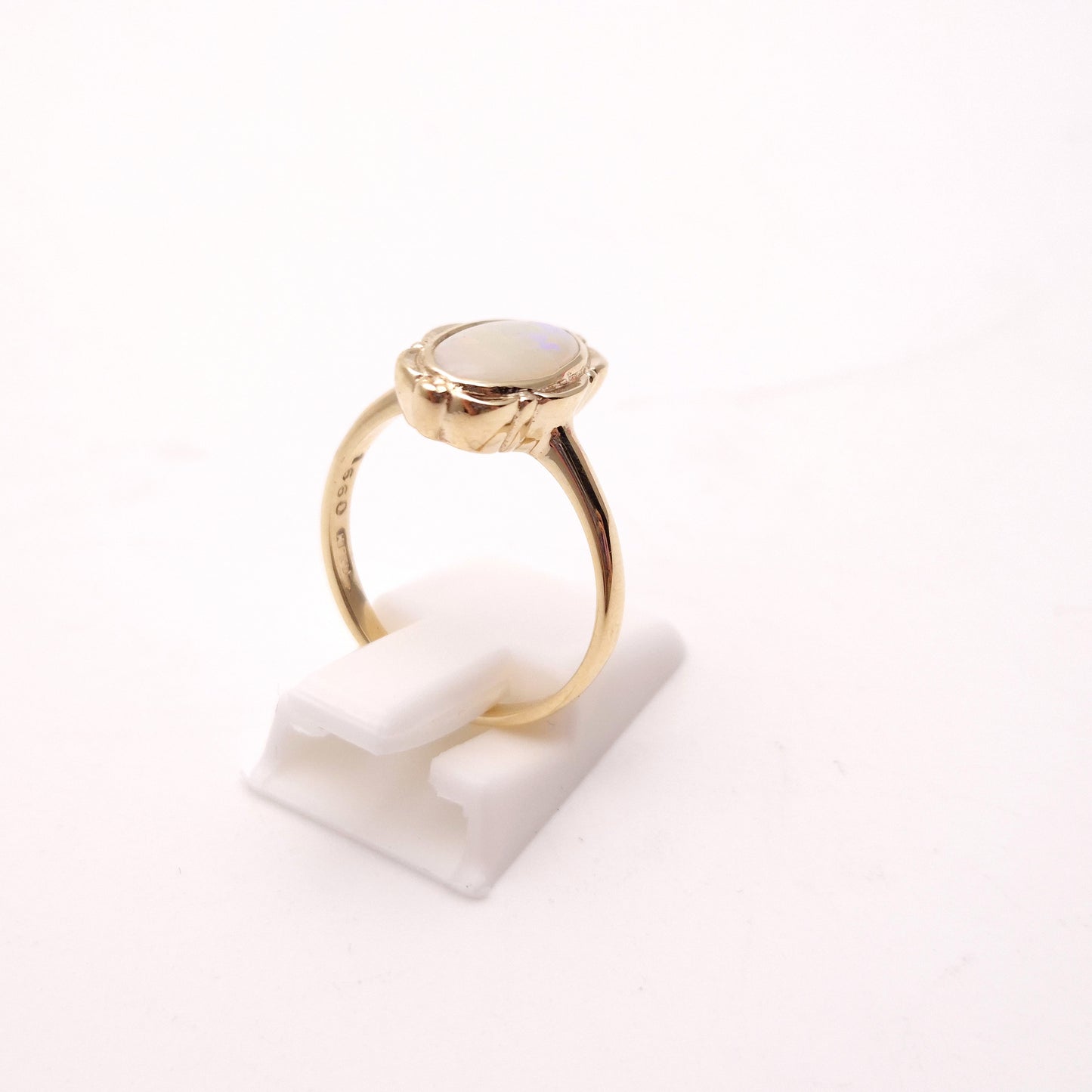 9ct Yellow Gold Vintage Opal Cabochon Solitaire Ring