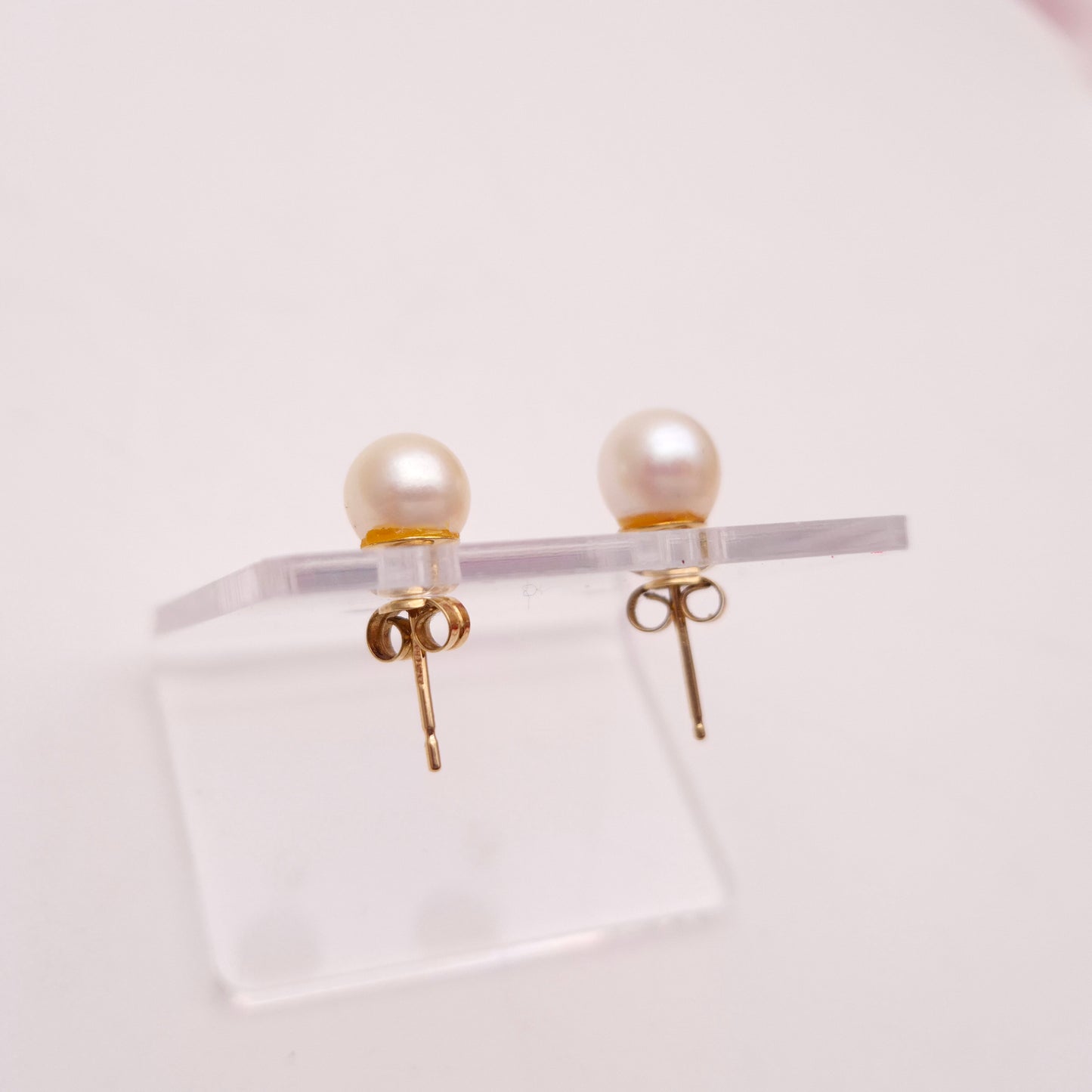9ct Yellow Gold White 6.5mm Pearl Stud Earrings