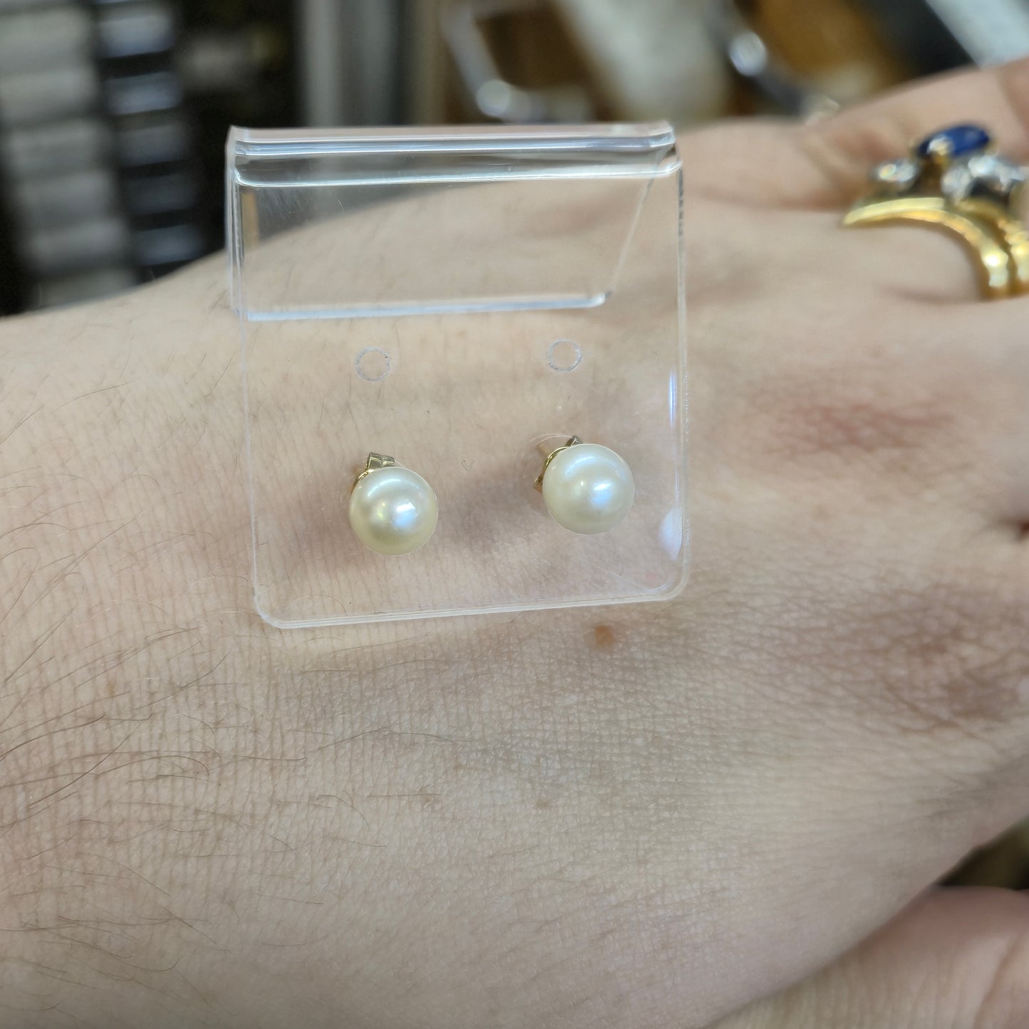 9ct Yellow Gold White 6.5mm Pearl Stud Earrings