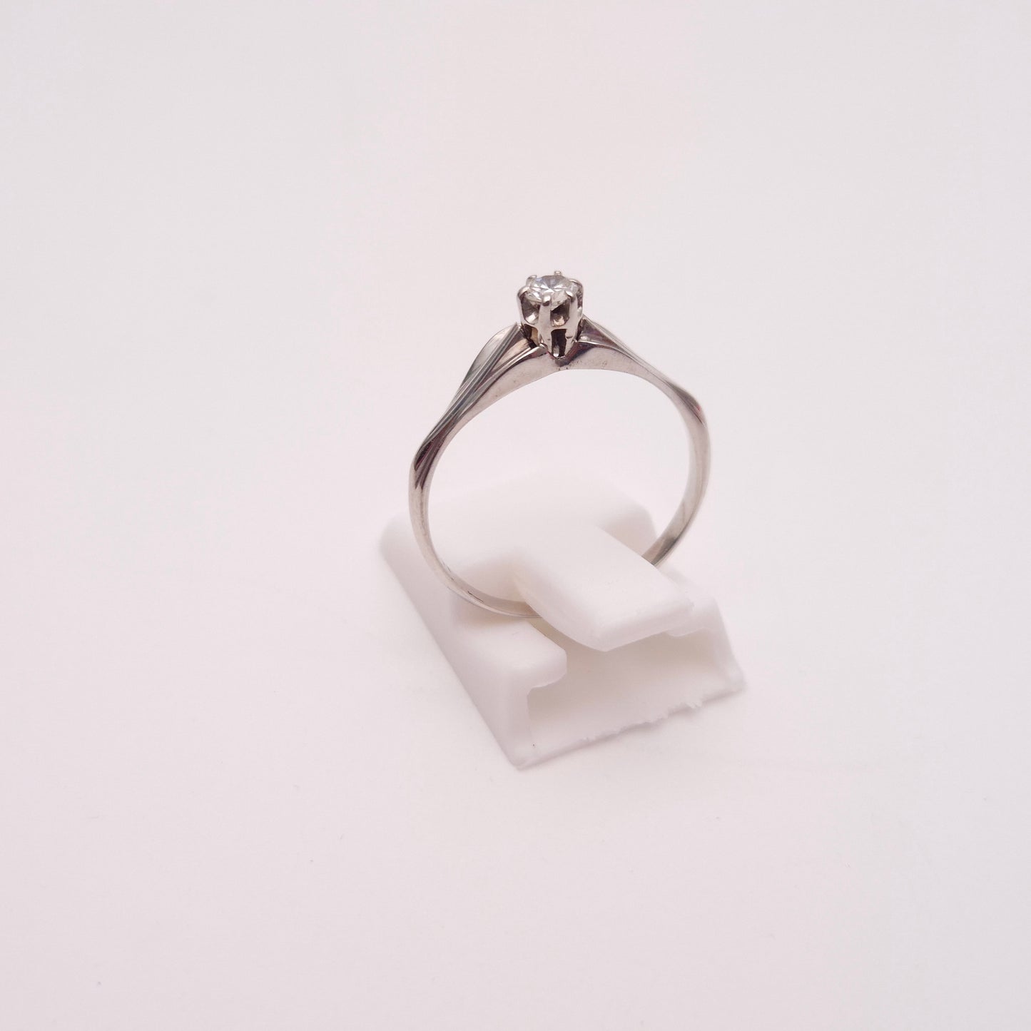 18ct White gold Vintage Antique Diamond Solitaire Ring