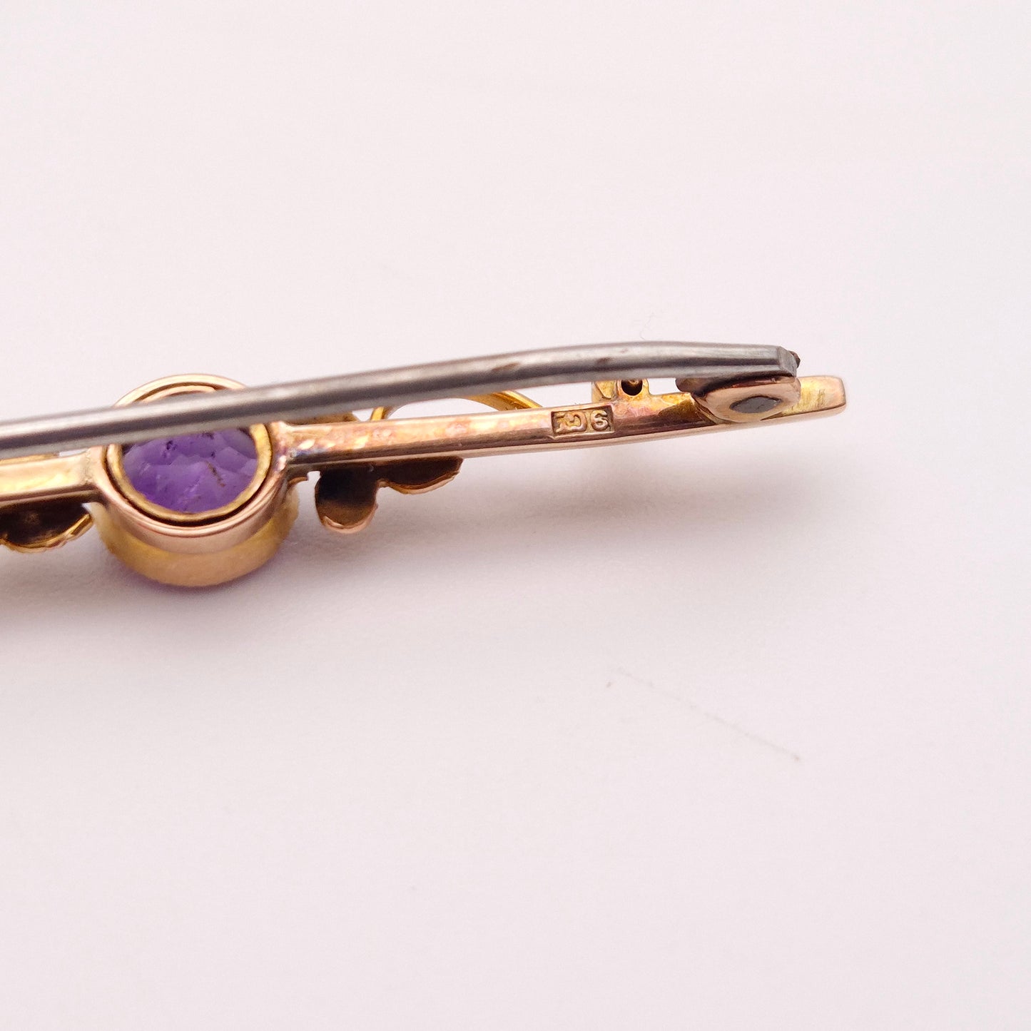 9ct Yellow Gold Antique Amethyst Foliate Leaf Detail Bar Brooch
