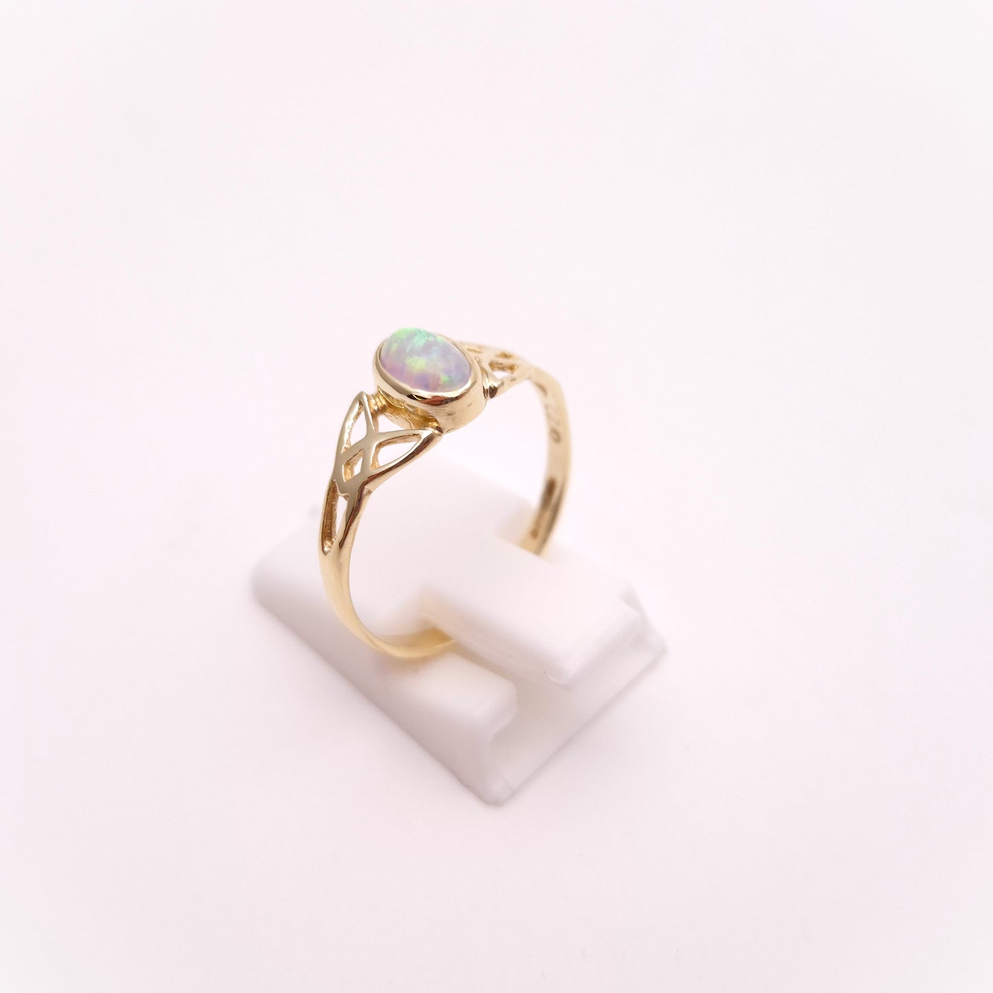 9ct Yellow Gold Celtic Cut-Out Openwork Opal Solitaire Ring