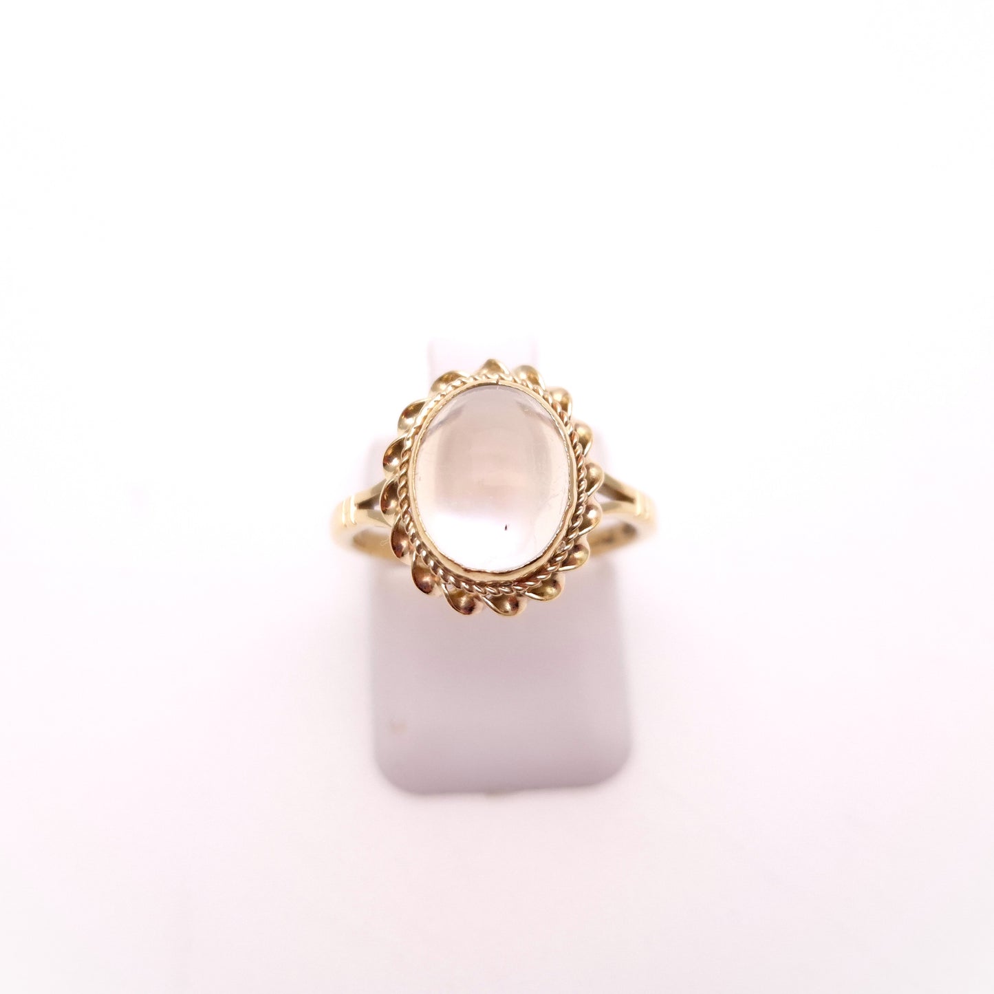 9ct Yellow Gold Traditional Twisted Border Moonstone Cabochon Solitaire Ring -AF