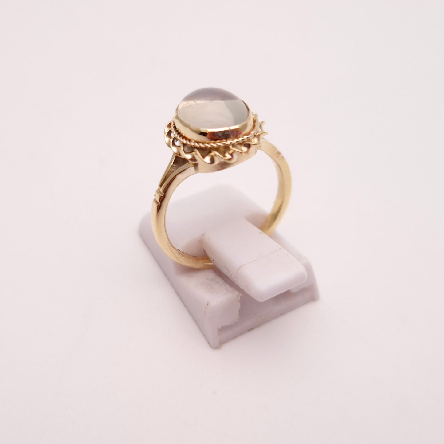 9ct Yellow Gold Traditional Twisted Border Moonstone Cabochon Solitaire Ring -AF