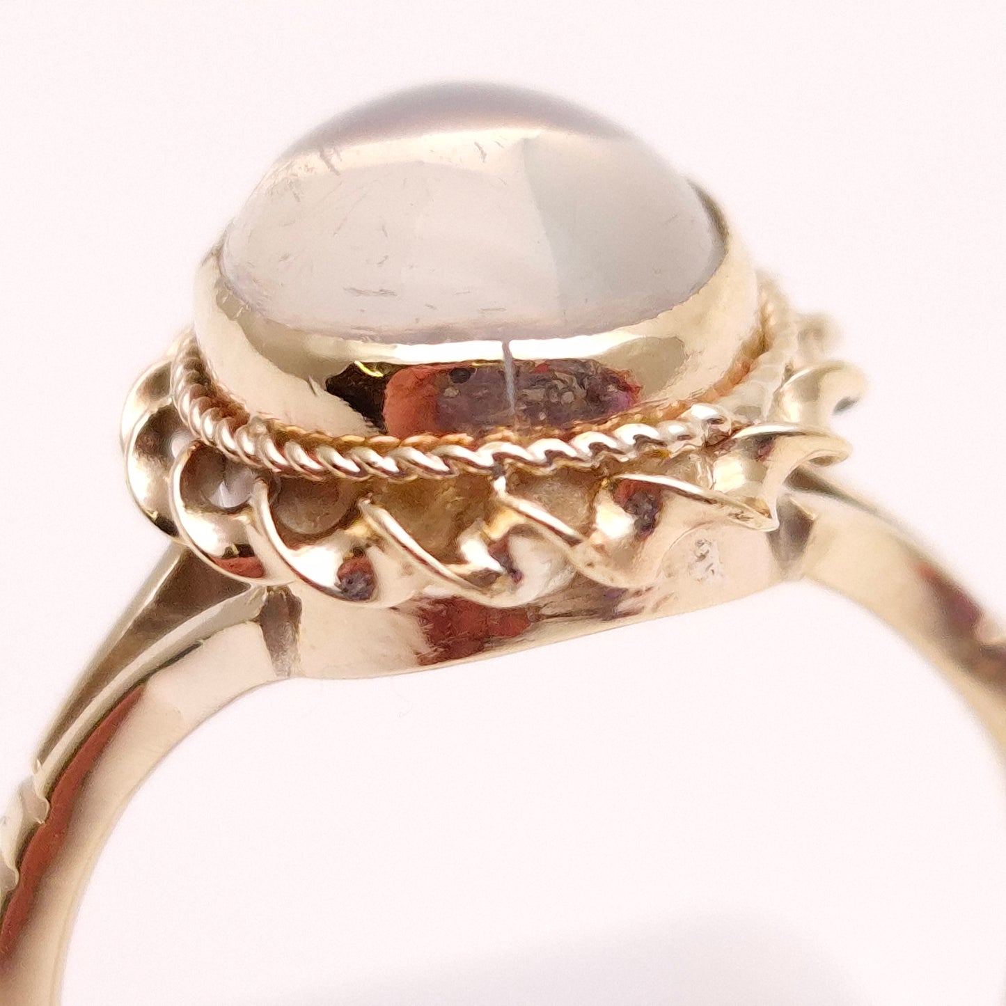9ct Yellow Gold Traditional Twisted Border Moonstone Cabochon Solitaire Ring -AF