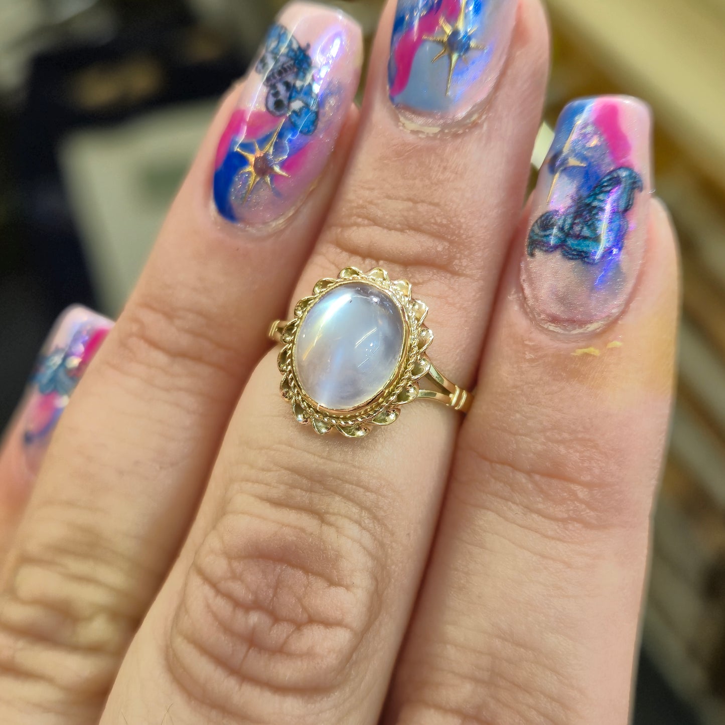 9ct Yellow Gold Traditional Twisted Border Moonstone Cabochon Solitaire Ring -AF