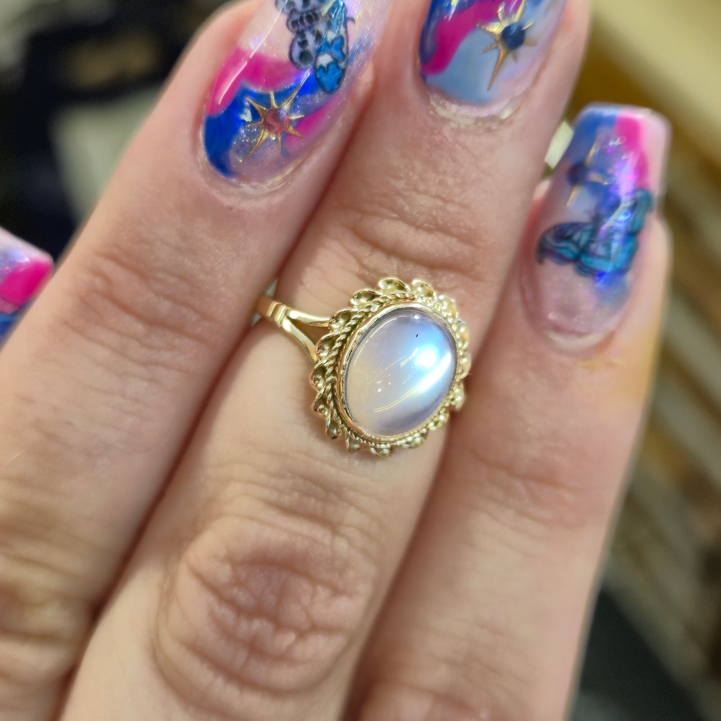 9ct Yellow Gold Traditional Twisted Border Moonstone Cabochon Solitaire Ring -AF