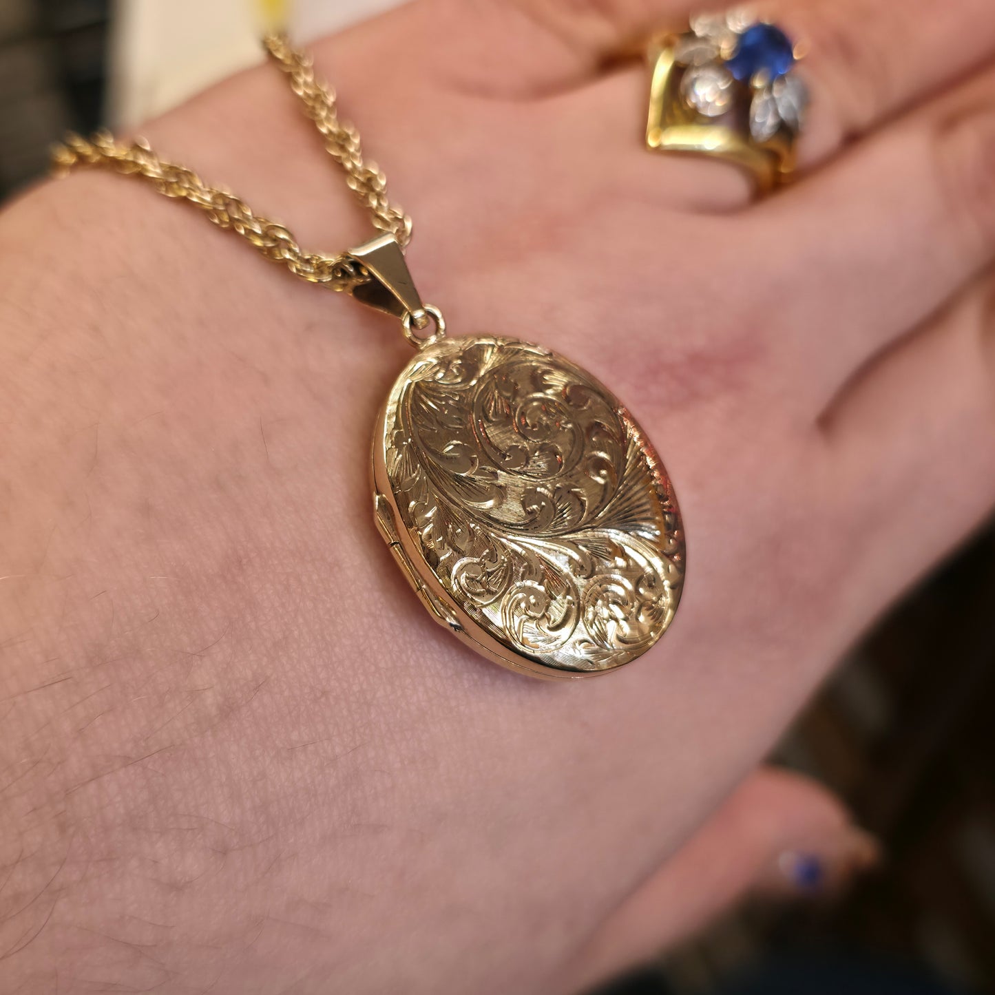 9ct Yellow Gold Vintage Engraved Chunky Locket And Prince of Wales 60cm Chain