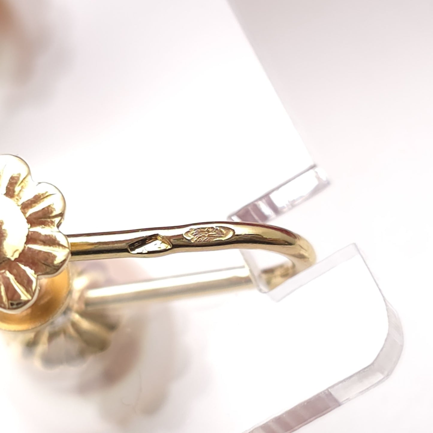 18ct Yellow Gold Vintage White Pearl Screw back French Earrings