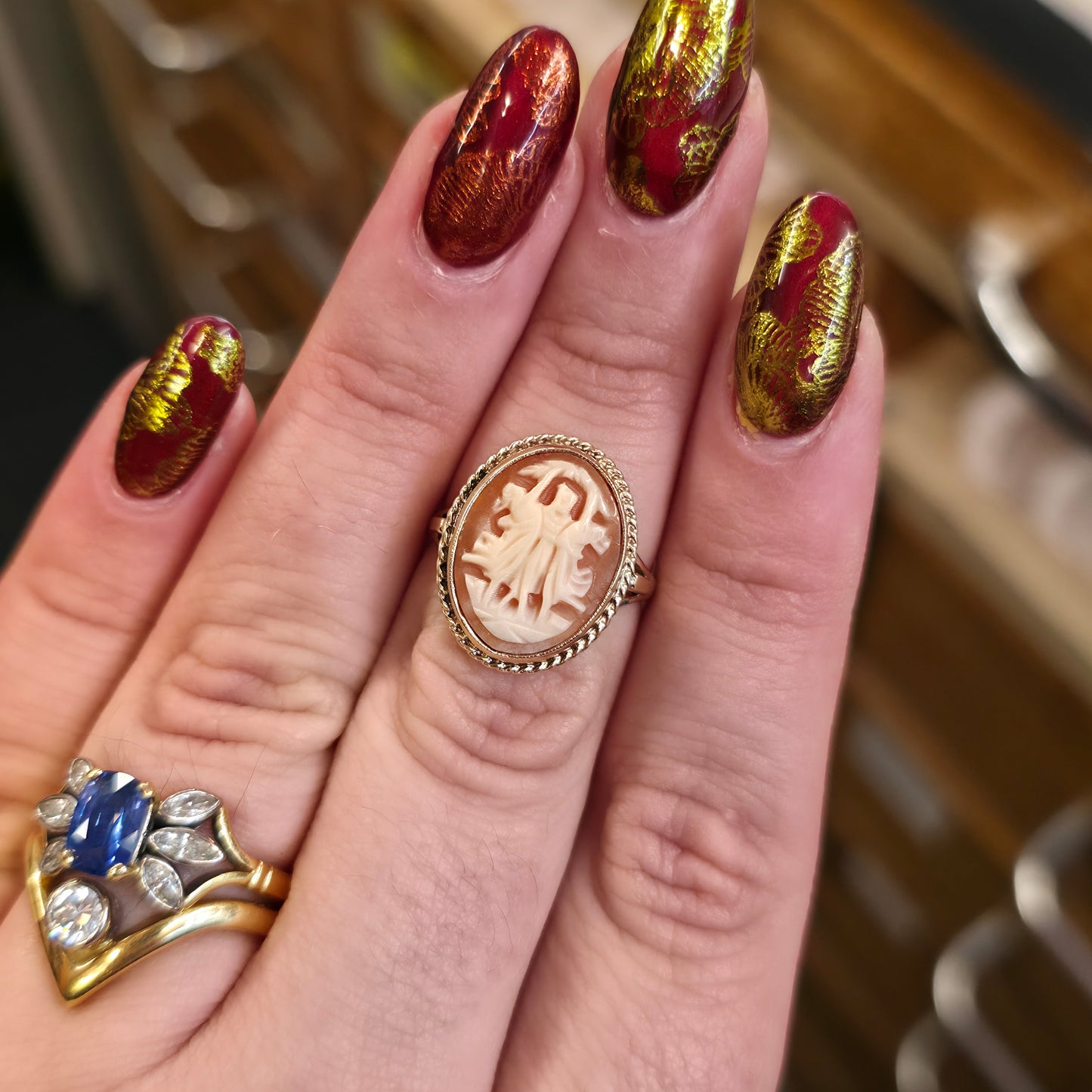 9ct Yellow Gold Vintage 60s Trio Figure Cameo Solitaire Ring