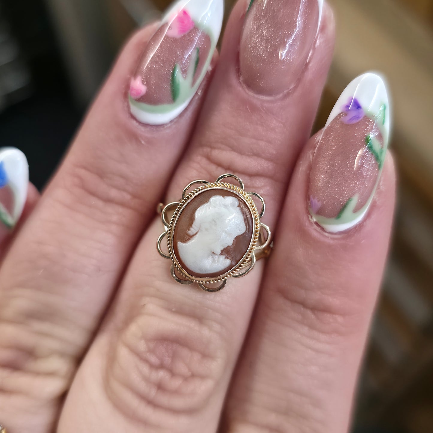 9ct Yellow Gold Vintage / Antique Cameo Solitaire Scalloped Edge Set Ring