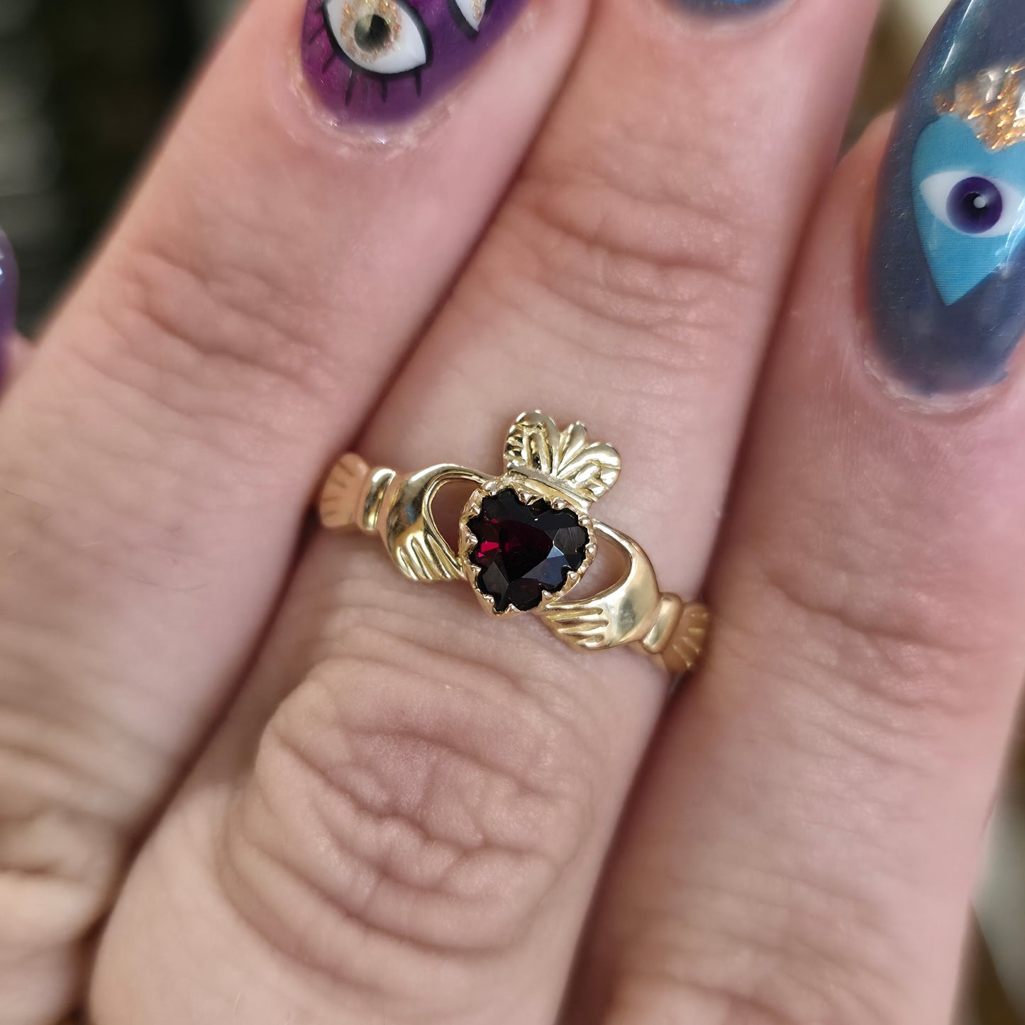 9ct Yellow Gold Traditional Heart Cut Garnet Set Claddagh Vintage Ring