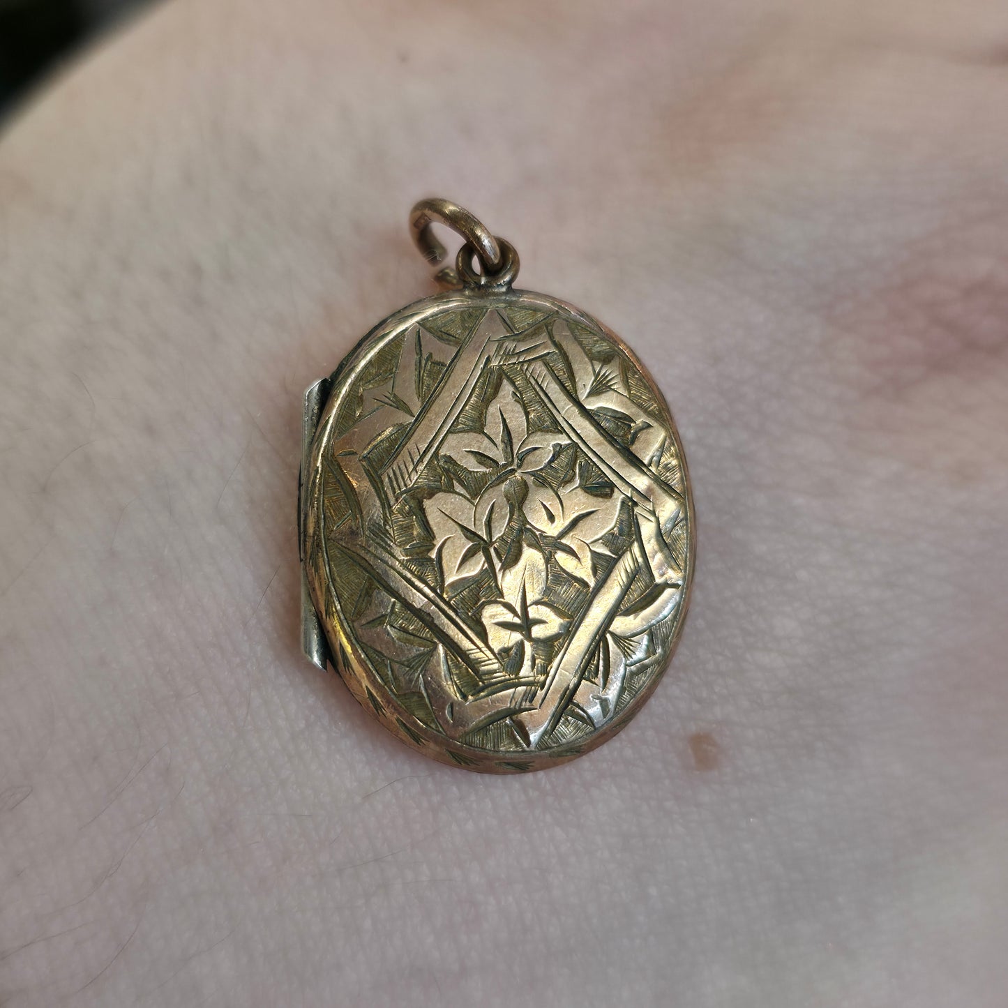 Antique Rolled Gold Floral Patterned Engraved Oval Shaped Locket (AF)