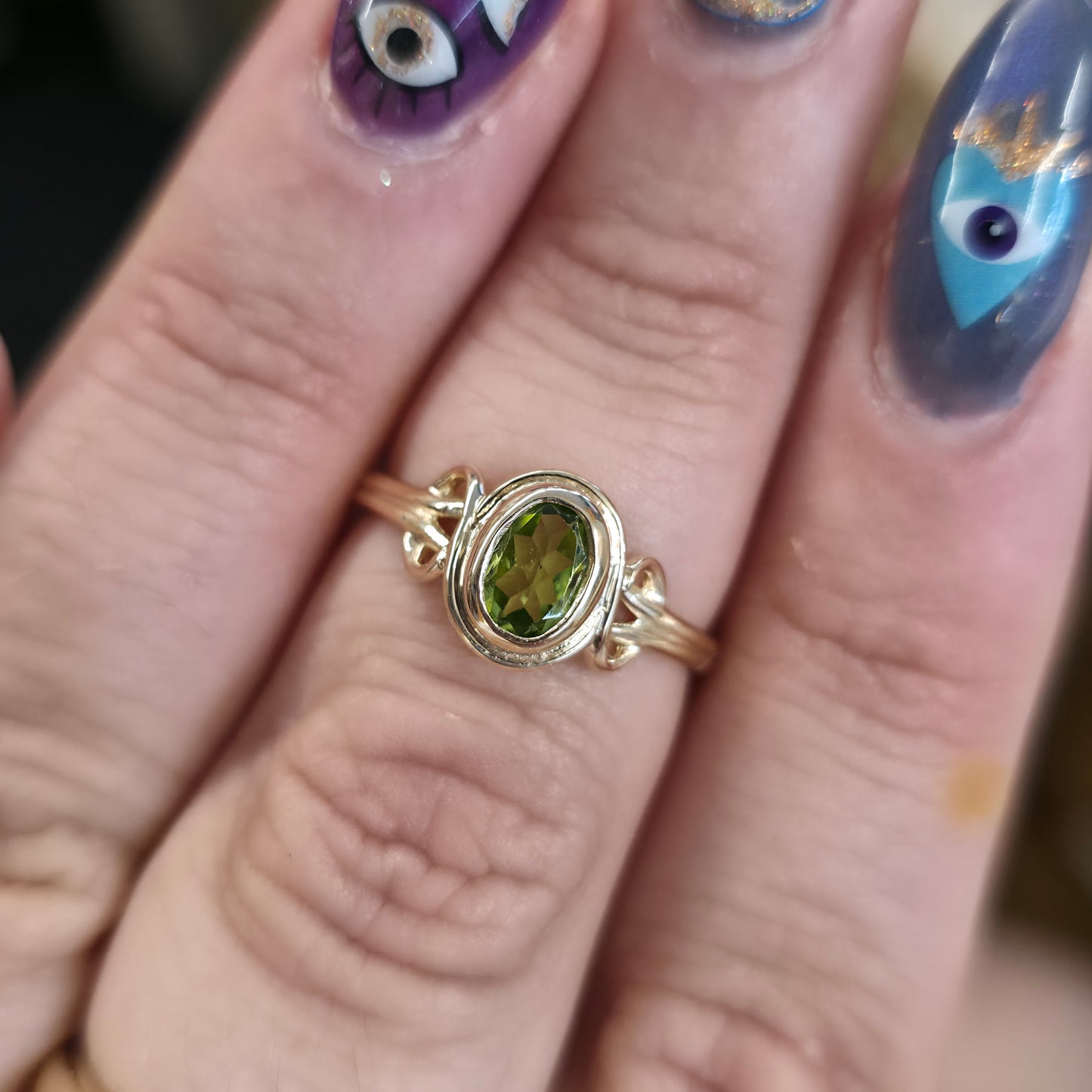 9ct Yellow Gold Vintage Cut-Out Shoulder Oval Cut Peridot Solitaire Ring