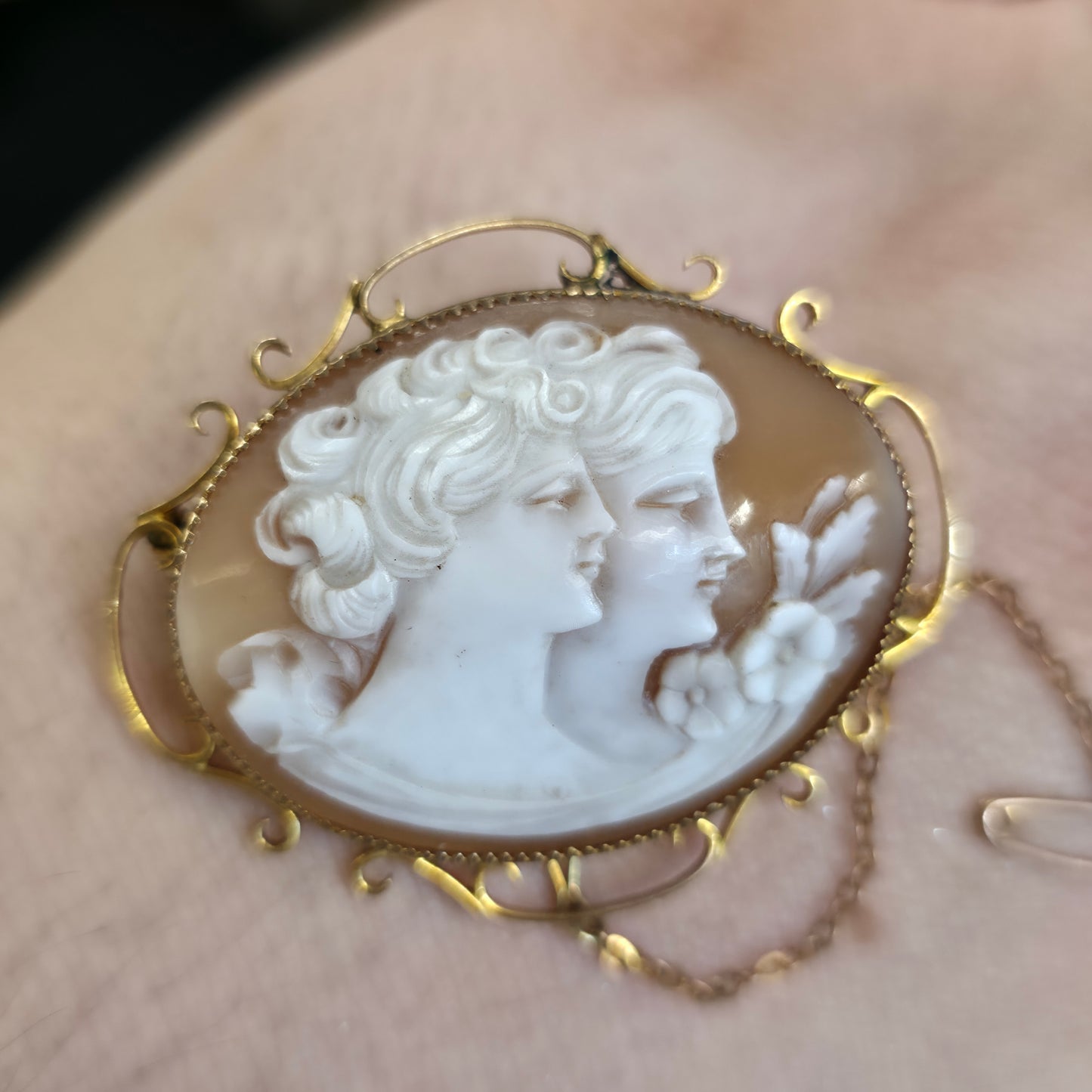 9ct Yellow Gold Antique / Vintage Two Ladies / Women Carved Cameo Brooch